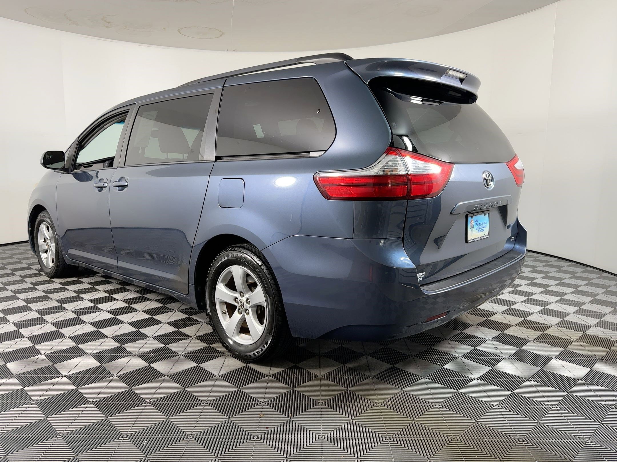 2015 Toyota Sienna LE photo 3