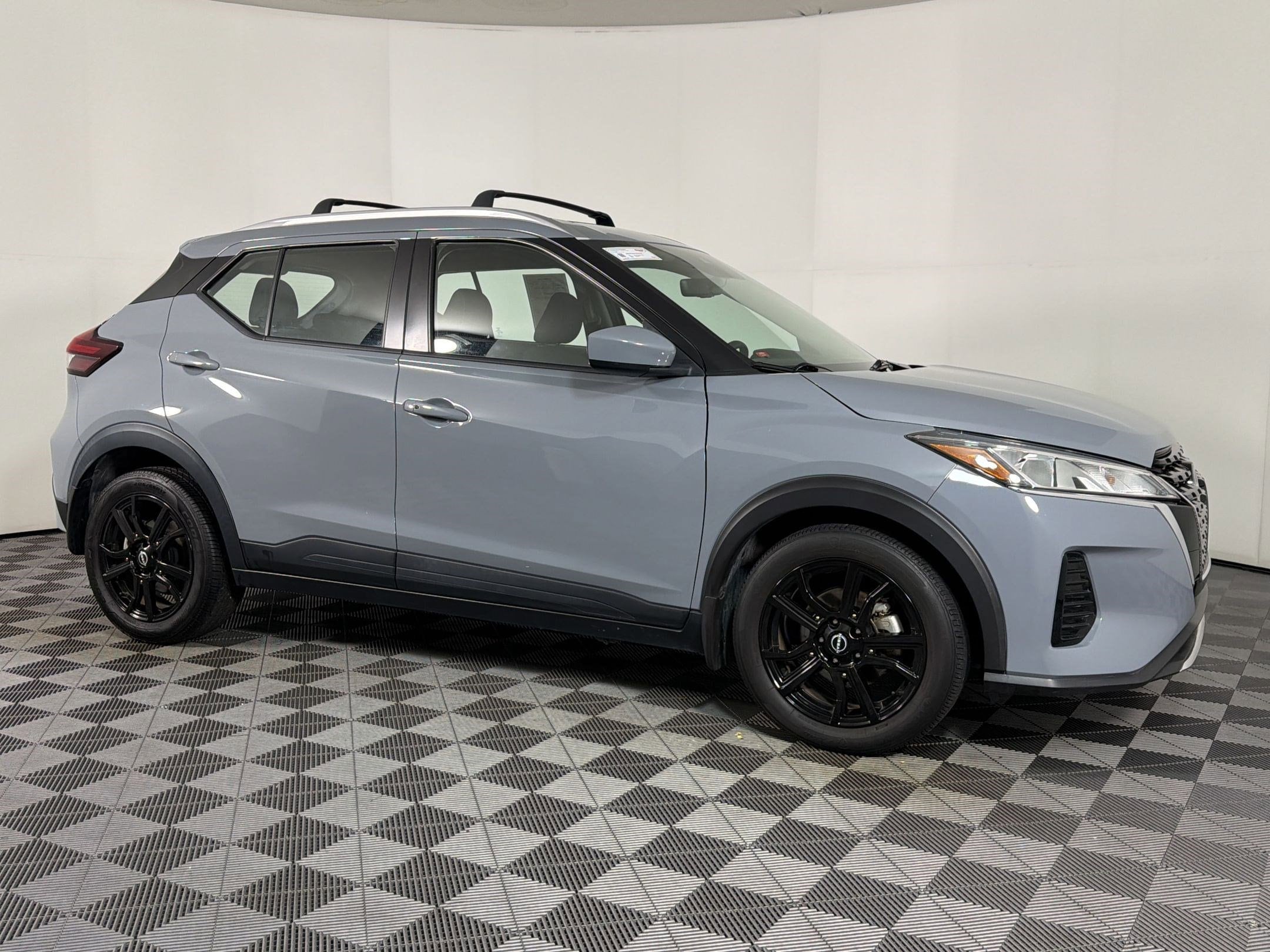 Kicks SV SUV
