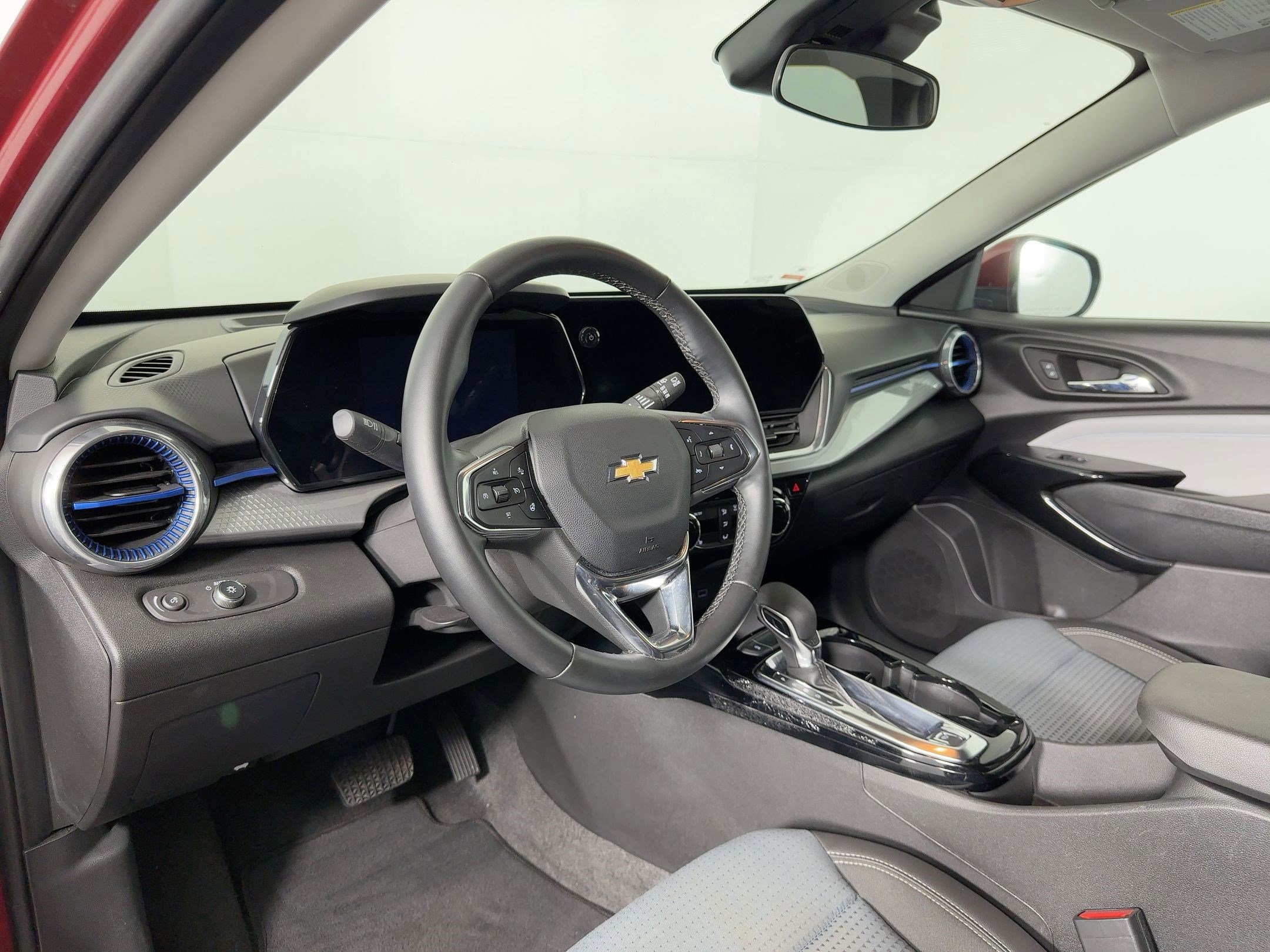 2025 Chevrolet Trax LT photo 3