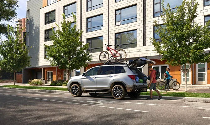 Honda Passport People loading bicycles into a silver Honda Passport