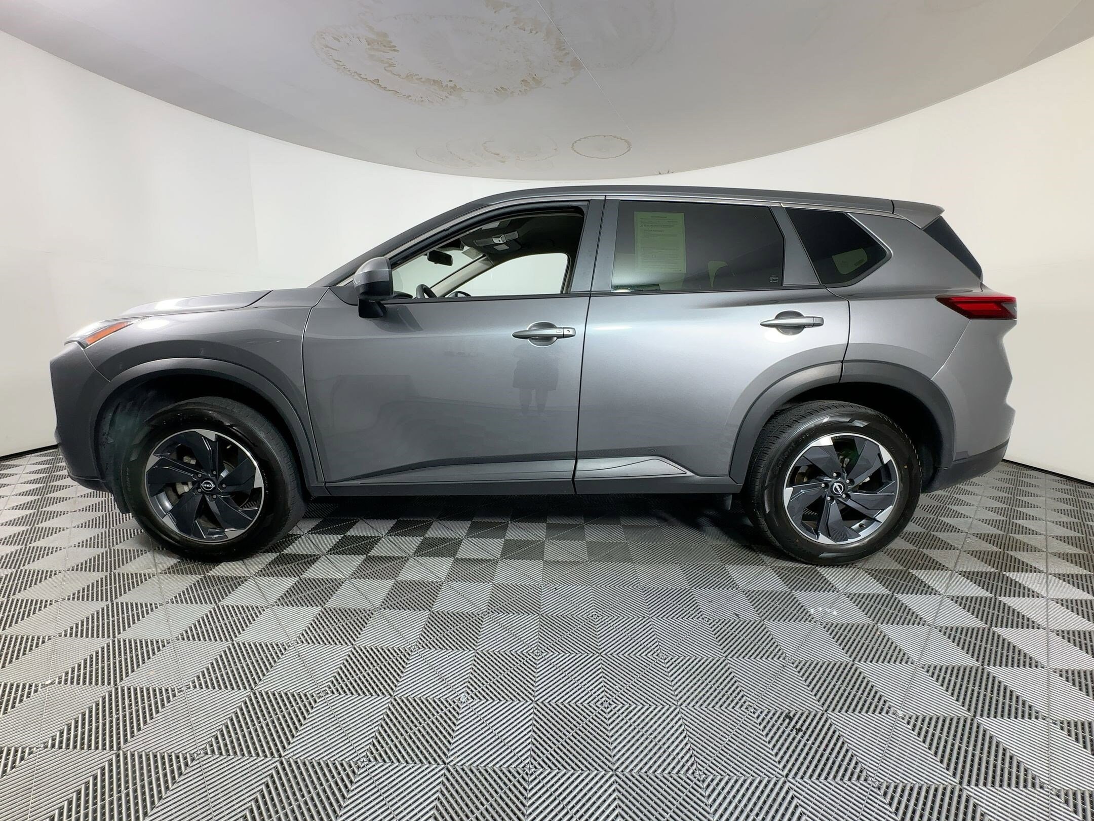 2024 Nissan Rogue SV photo 2