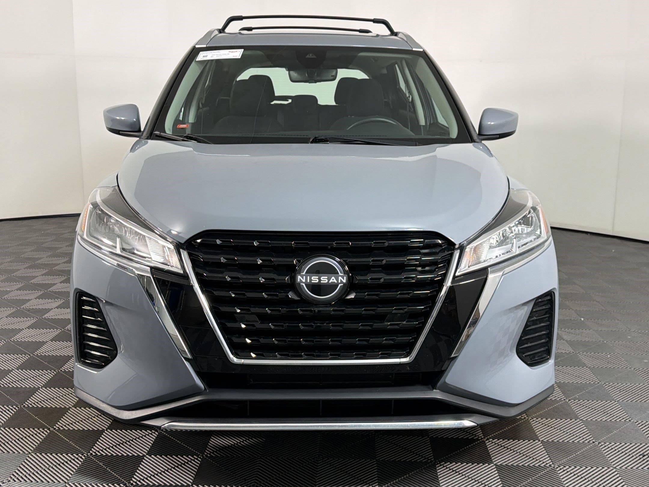 Kicks SV SUV