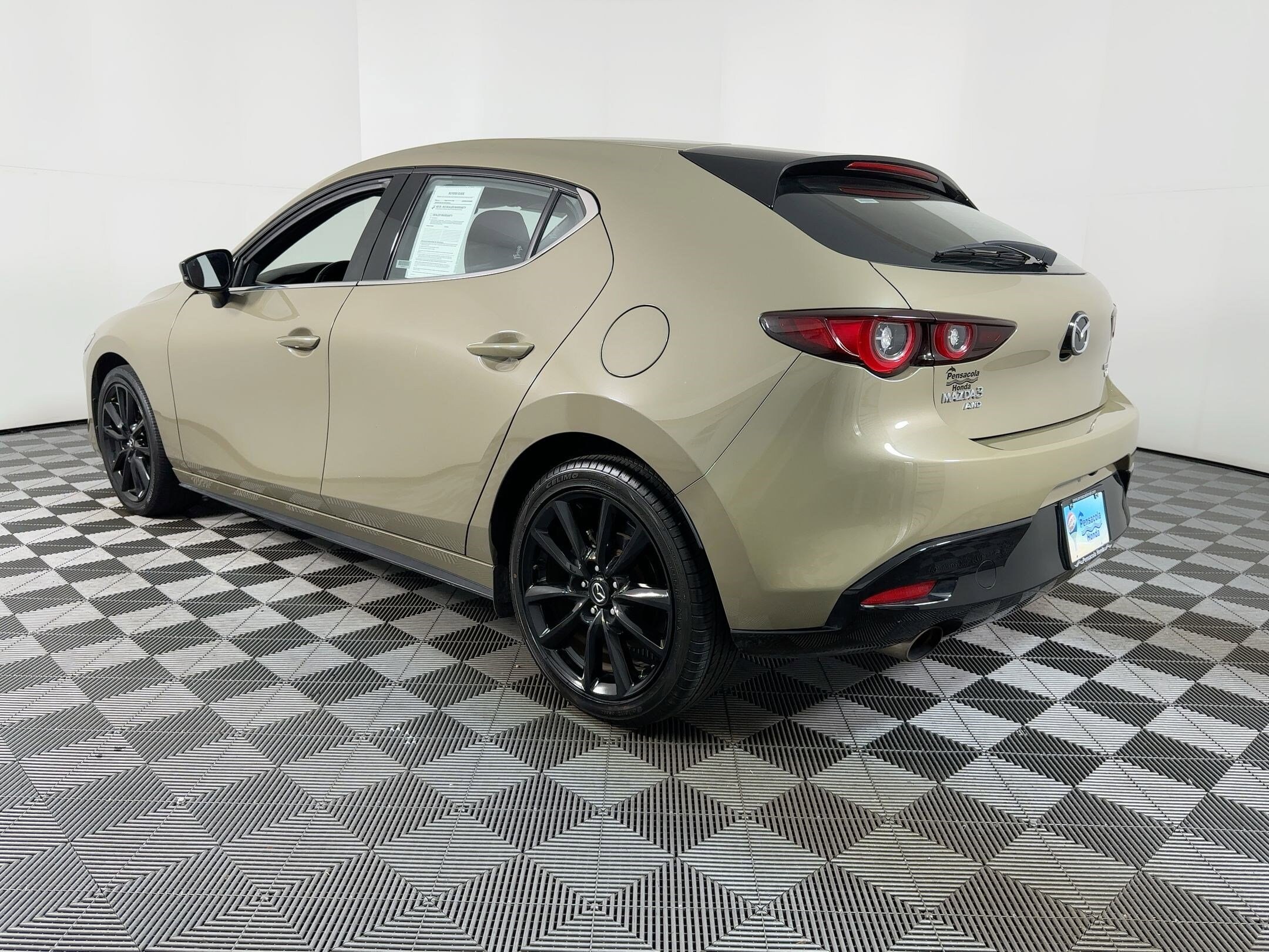 2024 Mazda Mazda3 Hatchback 2.5 Carbon Turbo photo 3