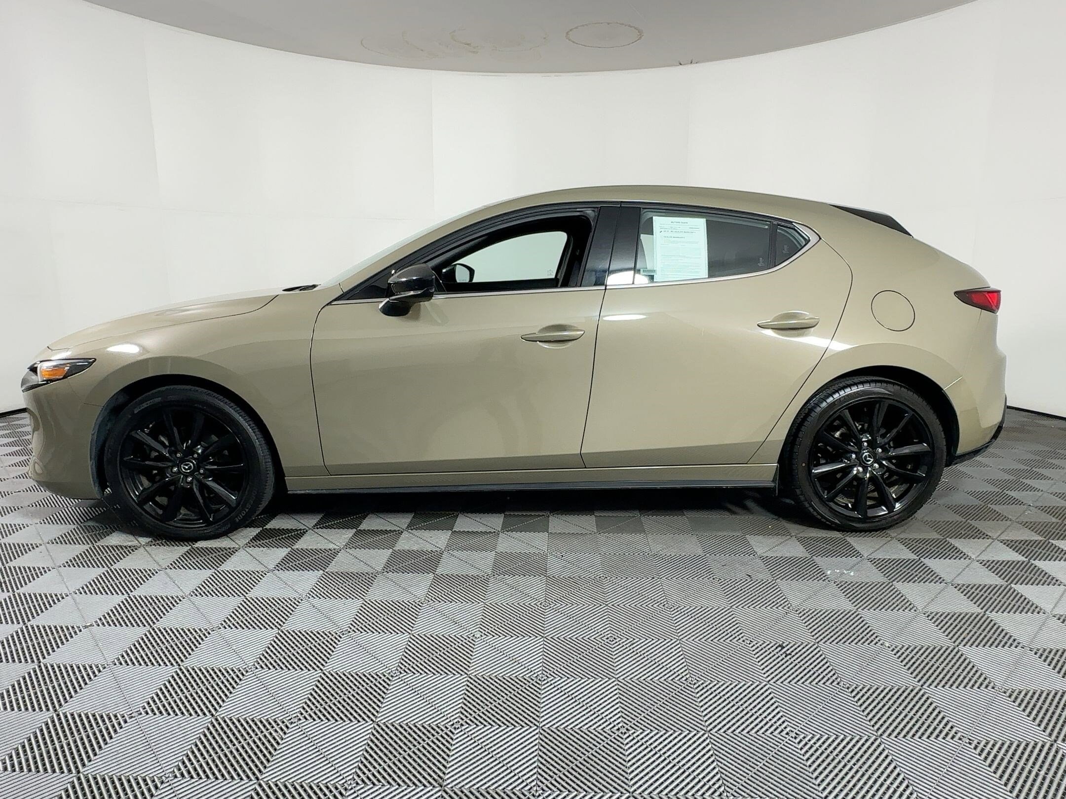 2024 Mazda Mazda3 Hatchback 2.5 Carbon Turbo photo 2