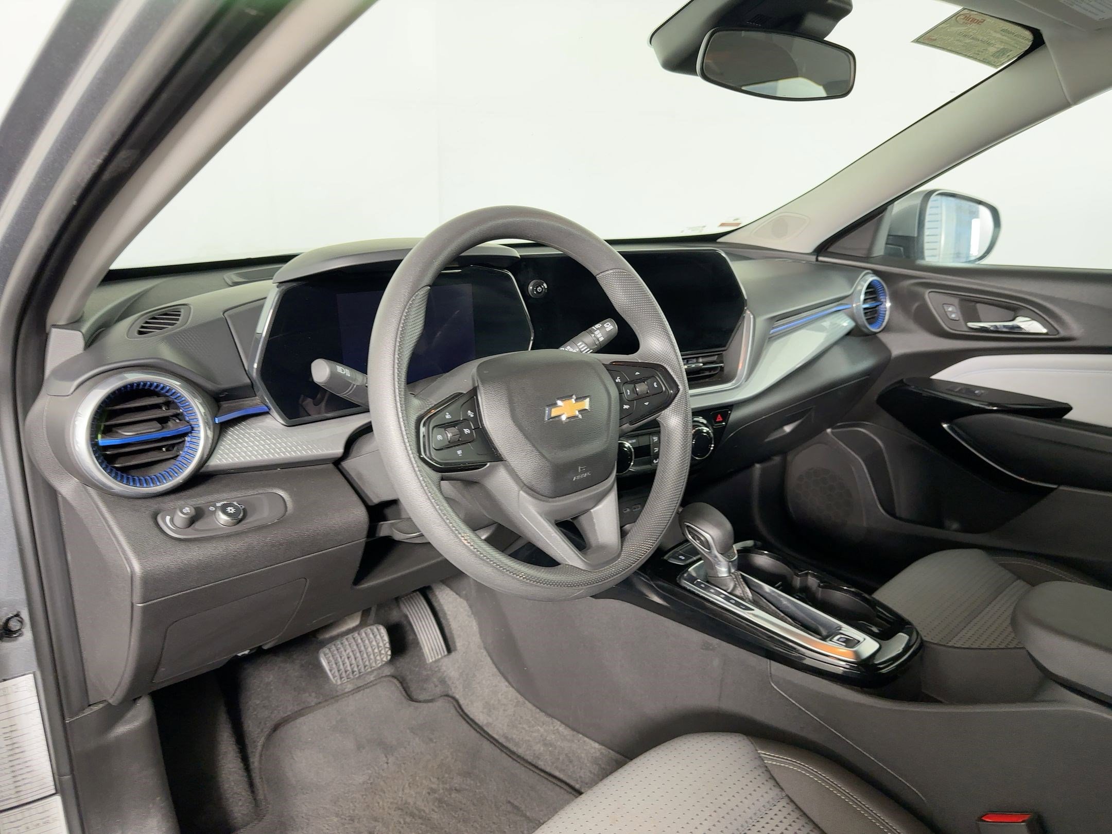 2024 Chevrolet Trax LT photo 4