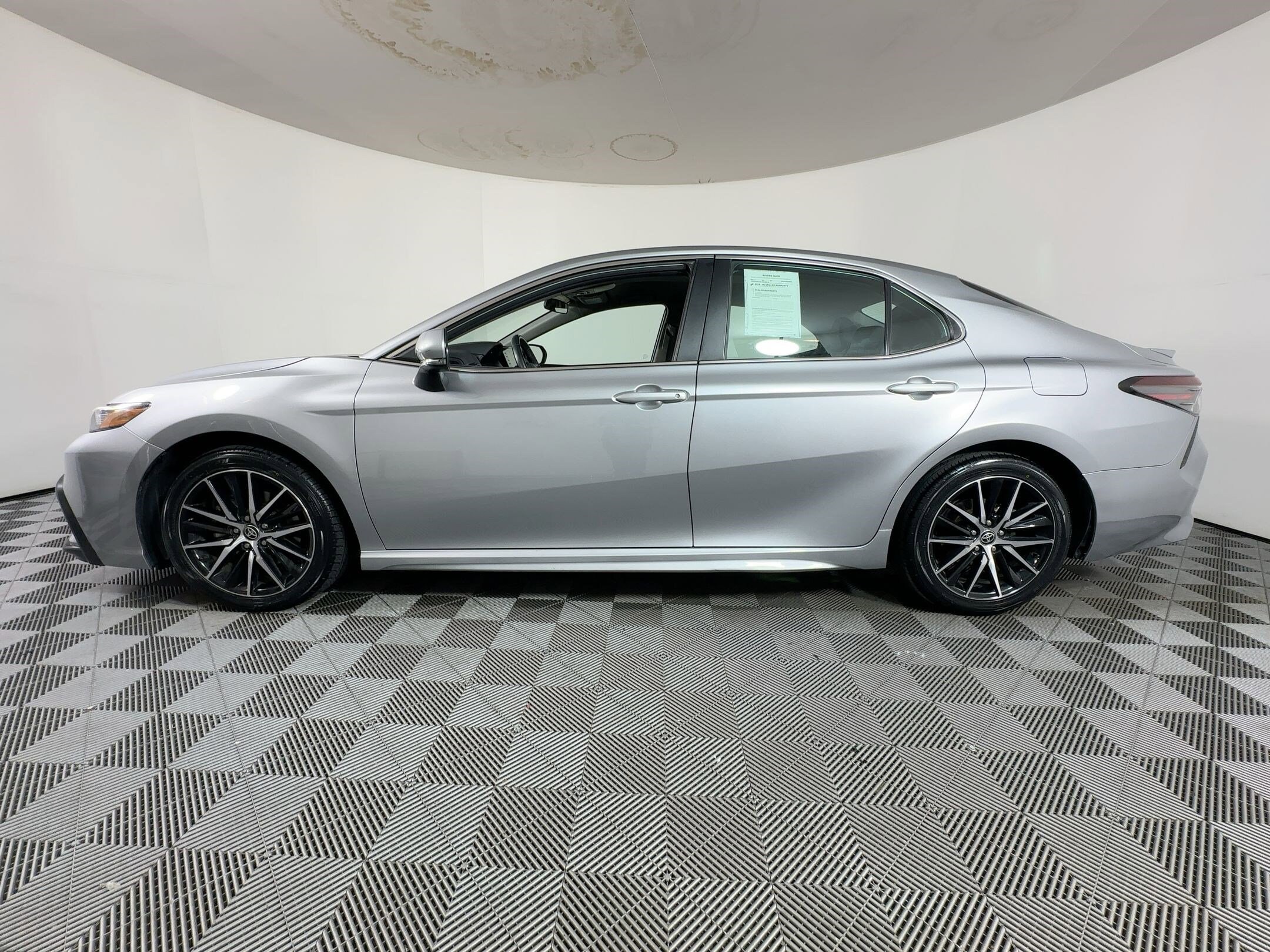 2024 Toyota Camry SE photo 2