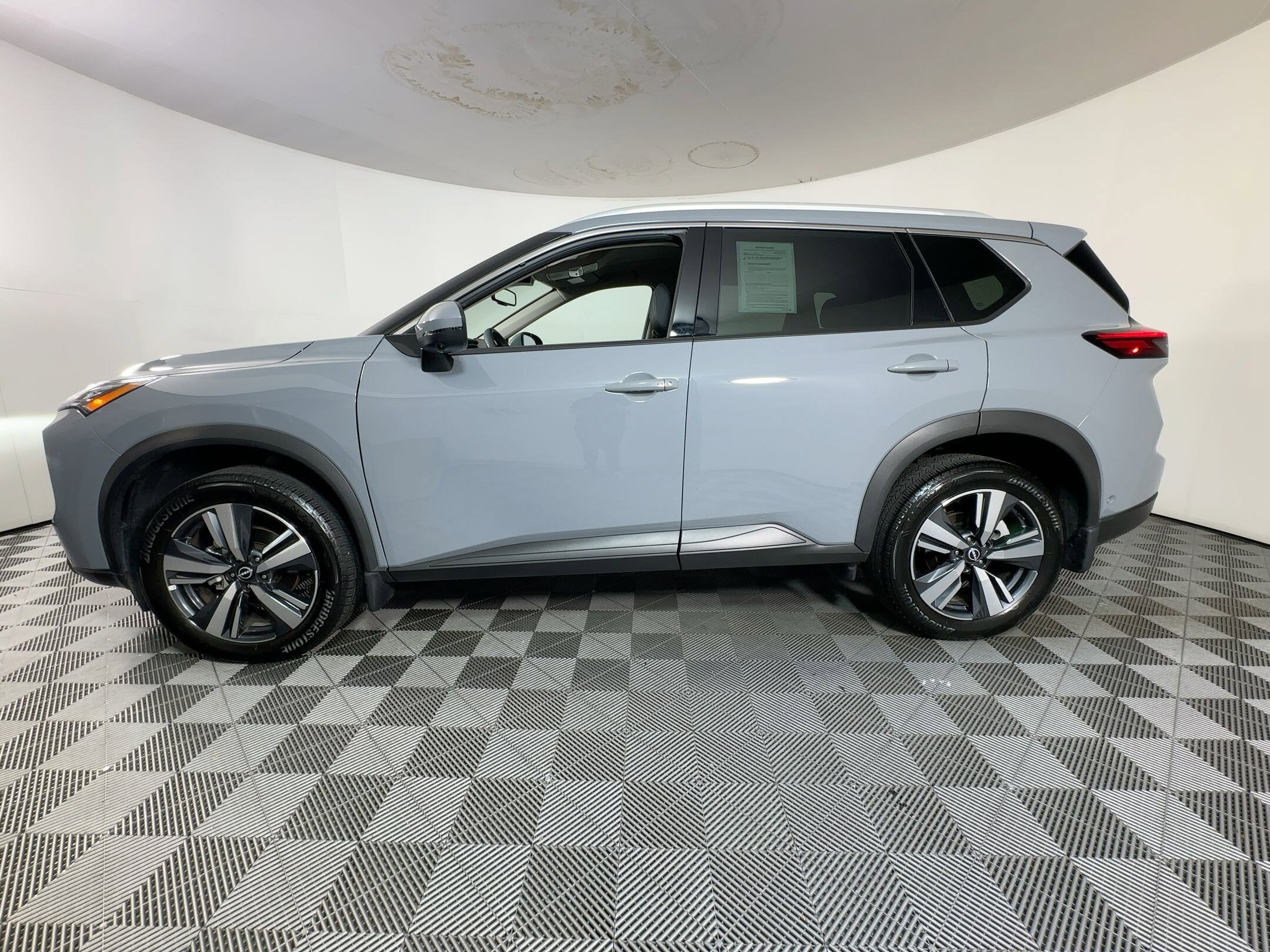 2025 Nissan Rogue SL photo 2