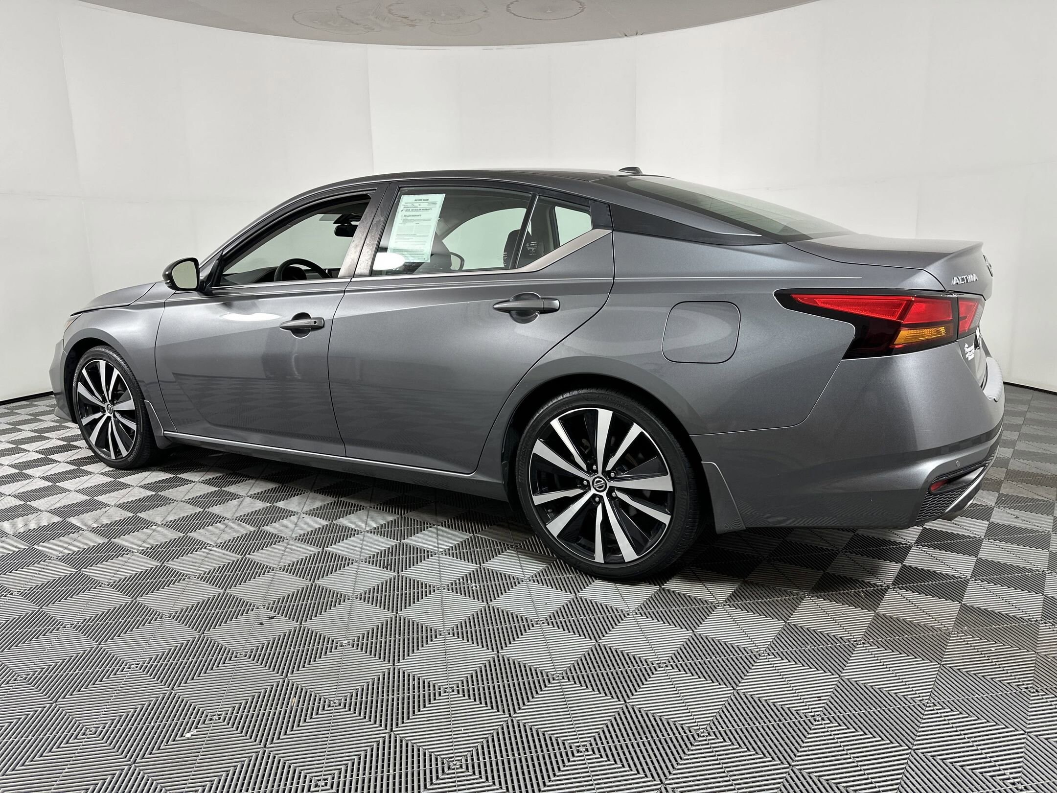 2022 Nissan Altima SR photo 2