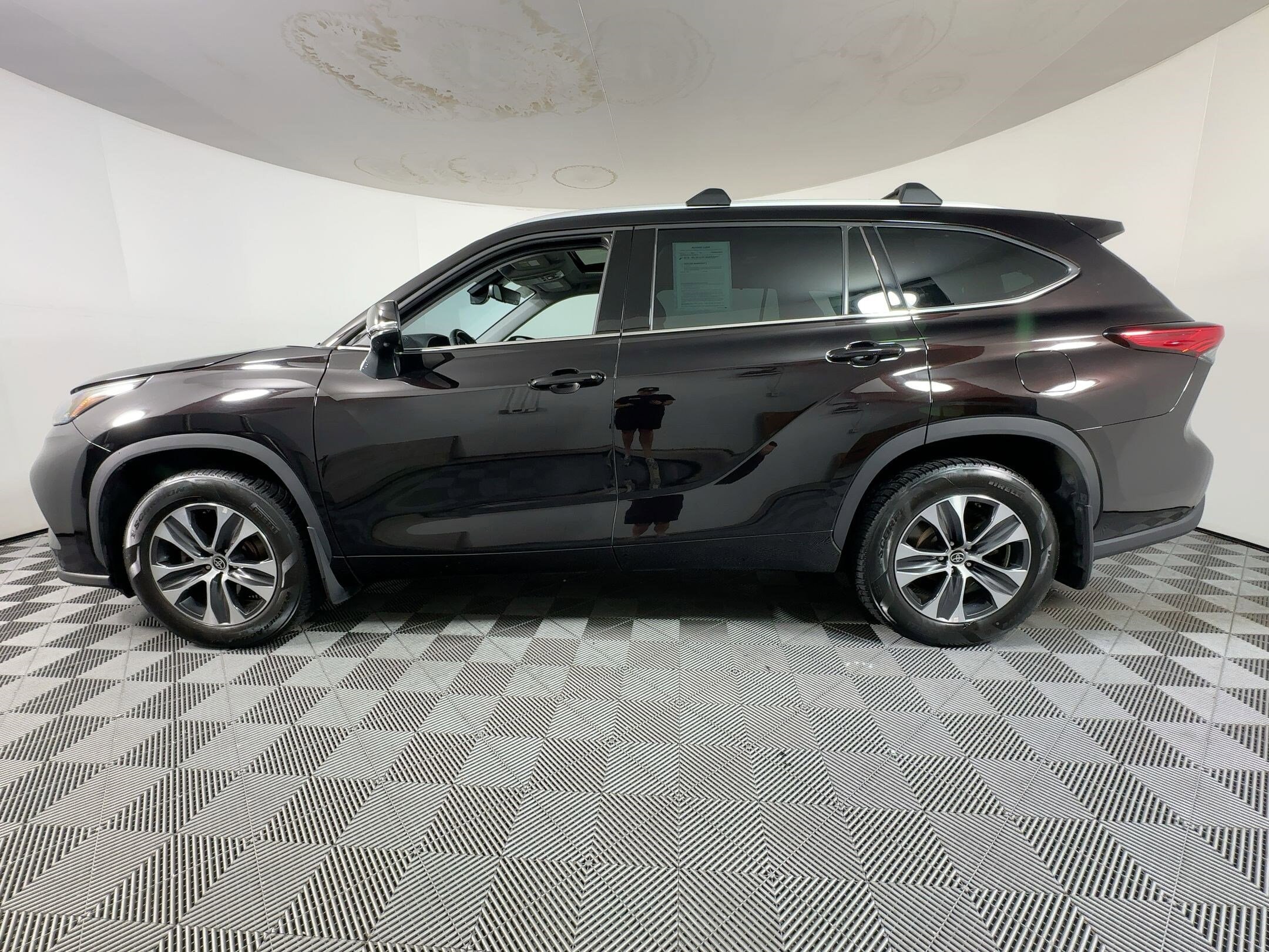 2022 Toyota Highlander XLE photo 2