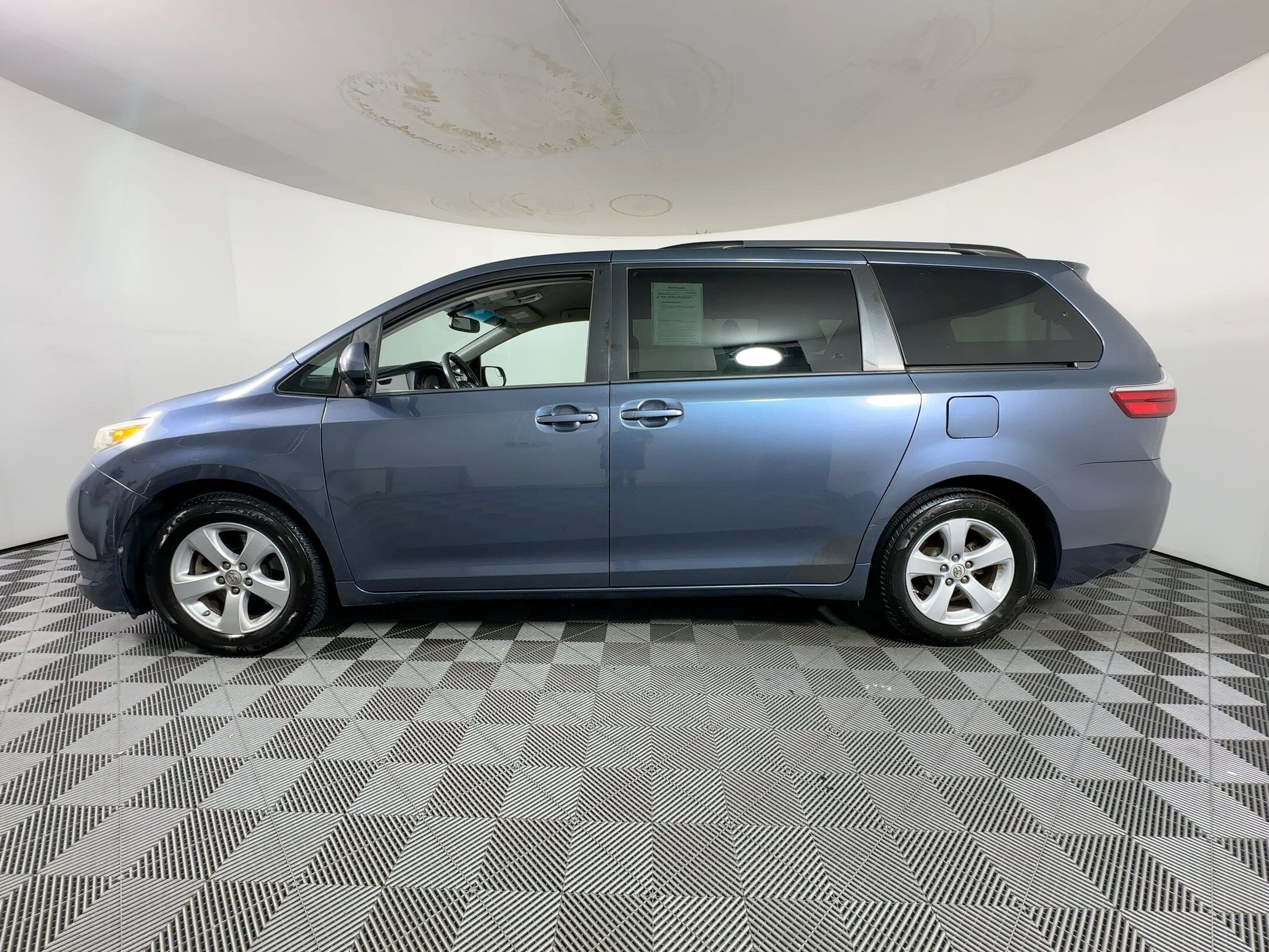 2015 Toyota Sienna LE photo 2