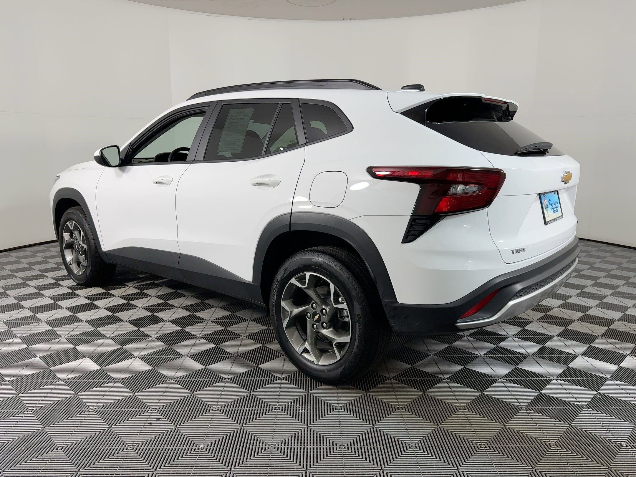 2025 Chevrolet Trax LT photo 2