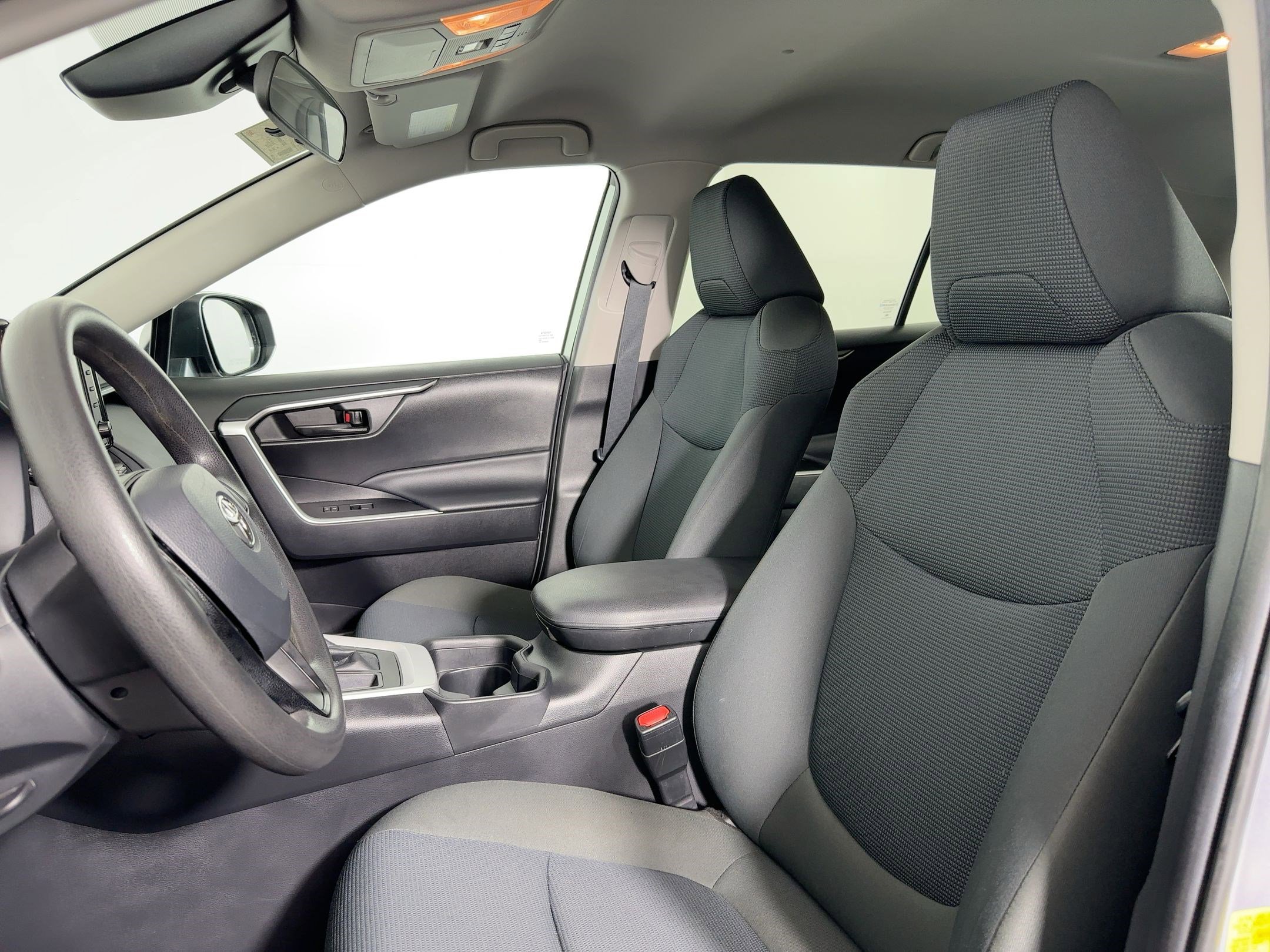 2021 Toyota RAV4 LE photo 4