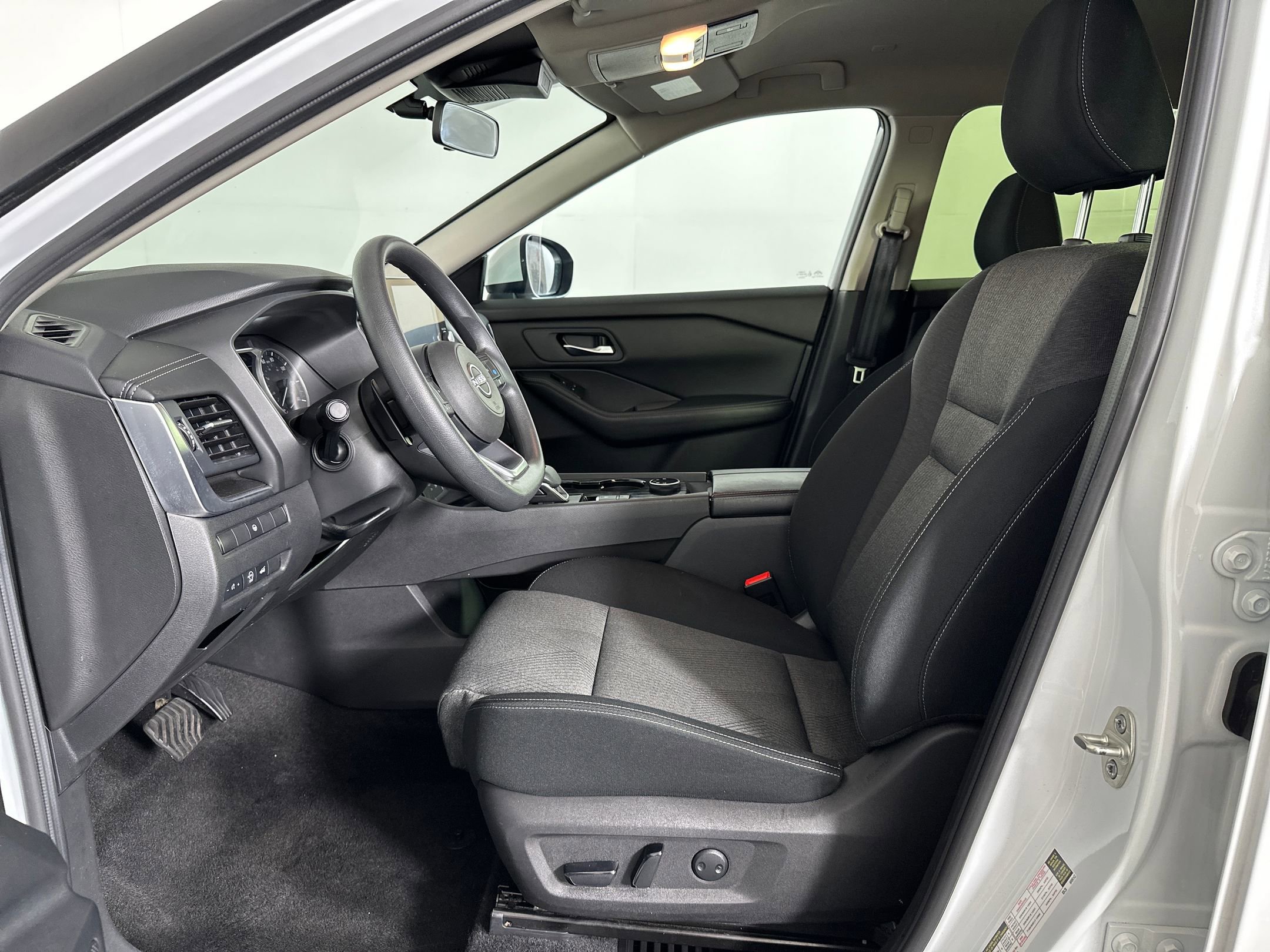 2024 Nissan Rogue SV photo 4