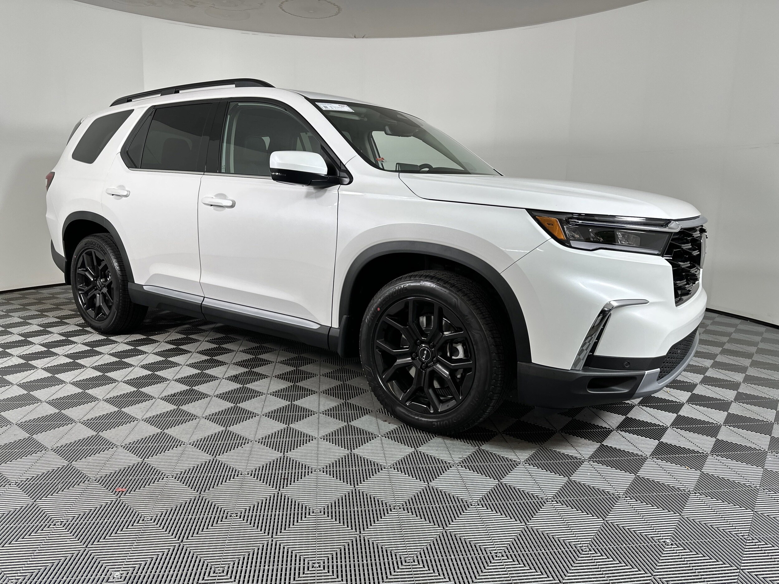 2025 Honda Pilot Touring photo 2