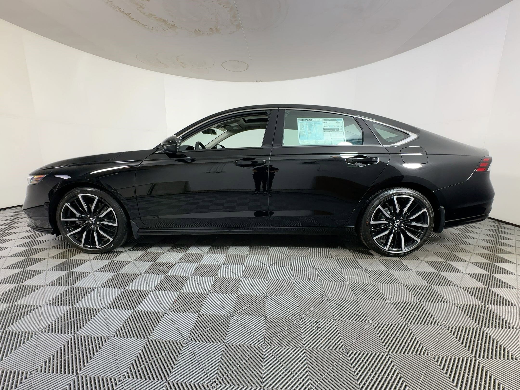 2025 Honda Accord Hybrid Touring photo 2