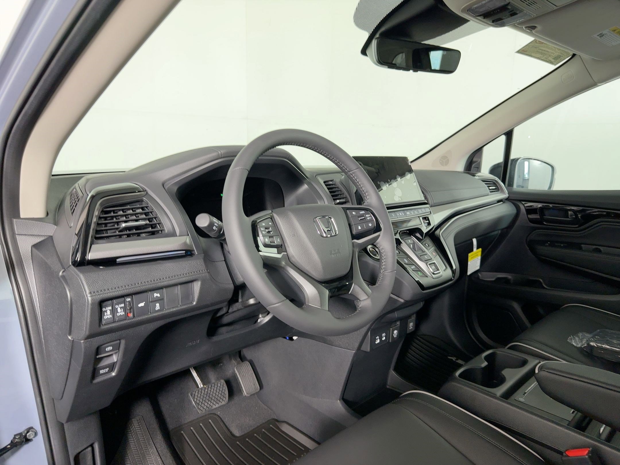 2026 Honda Odyssey Touring photo 3