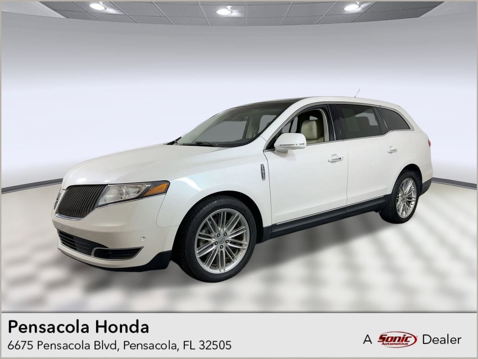 2013 Lincoln MKT Base's photo