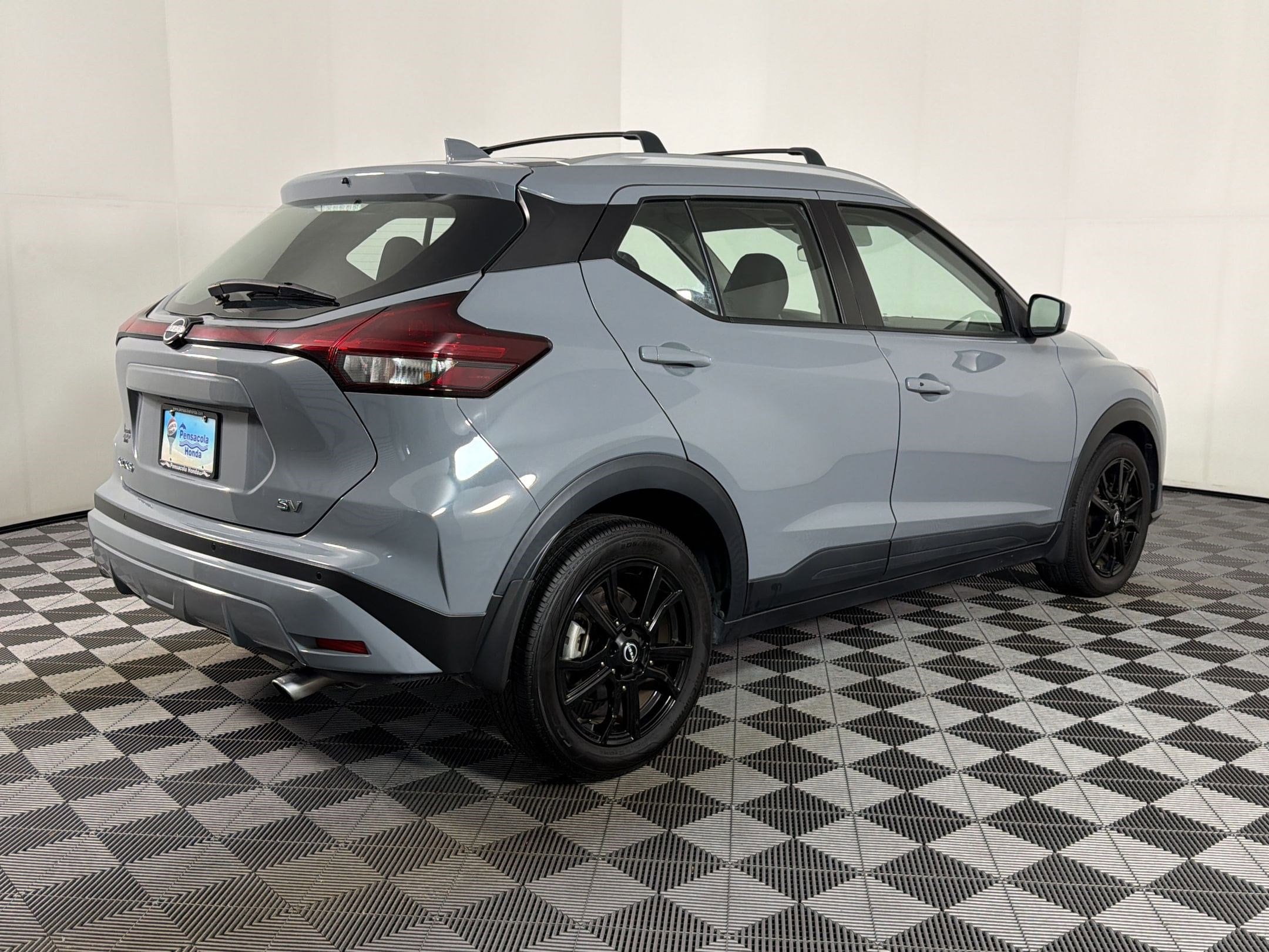 Kicks SV SUV
