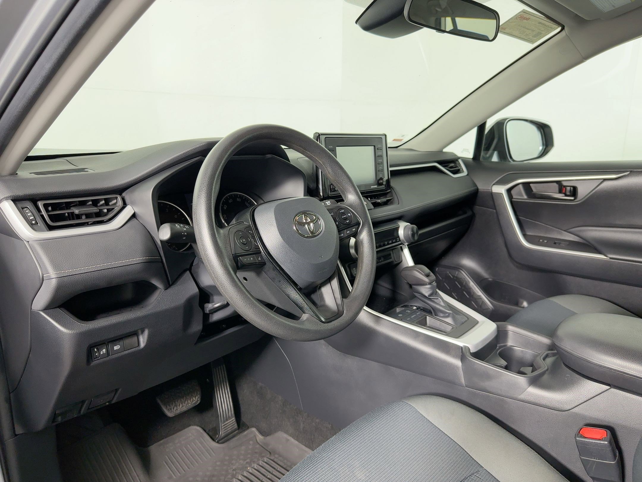 2021 Toyota RAV4 LE photo 3