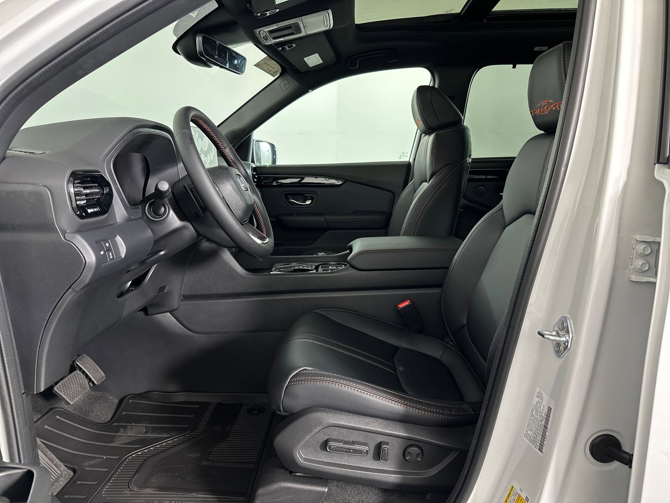 2025 Honda Pilot TrailSport photo 3