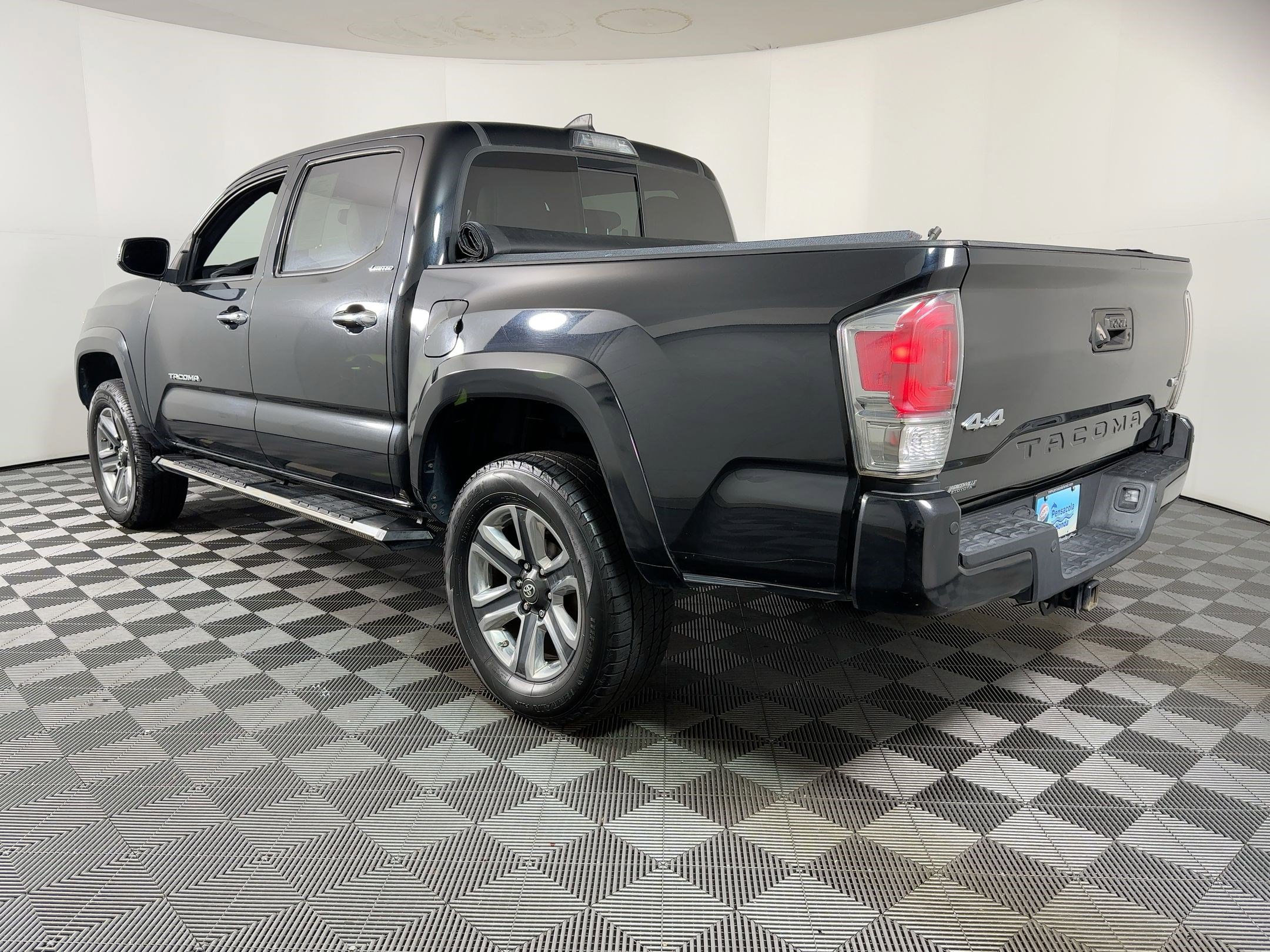 2018 Toyota Tacoma Limited photo 3