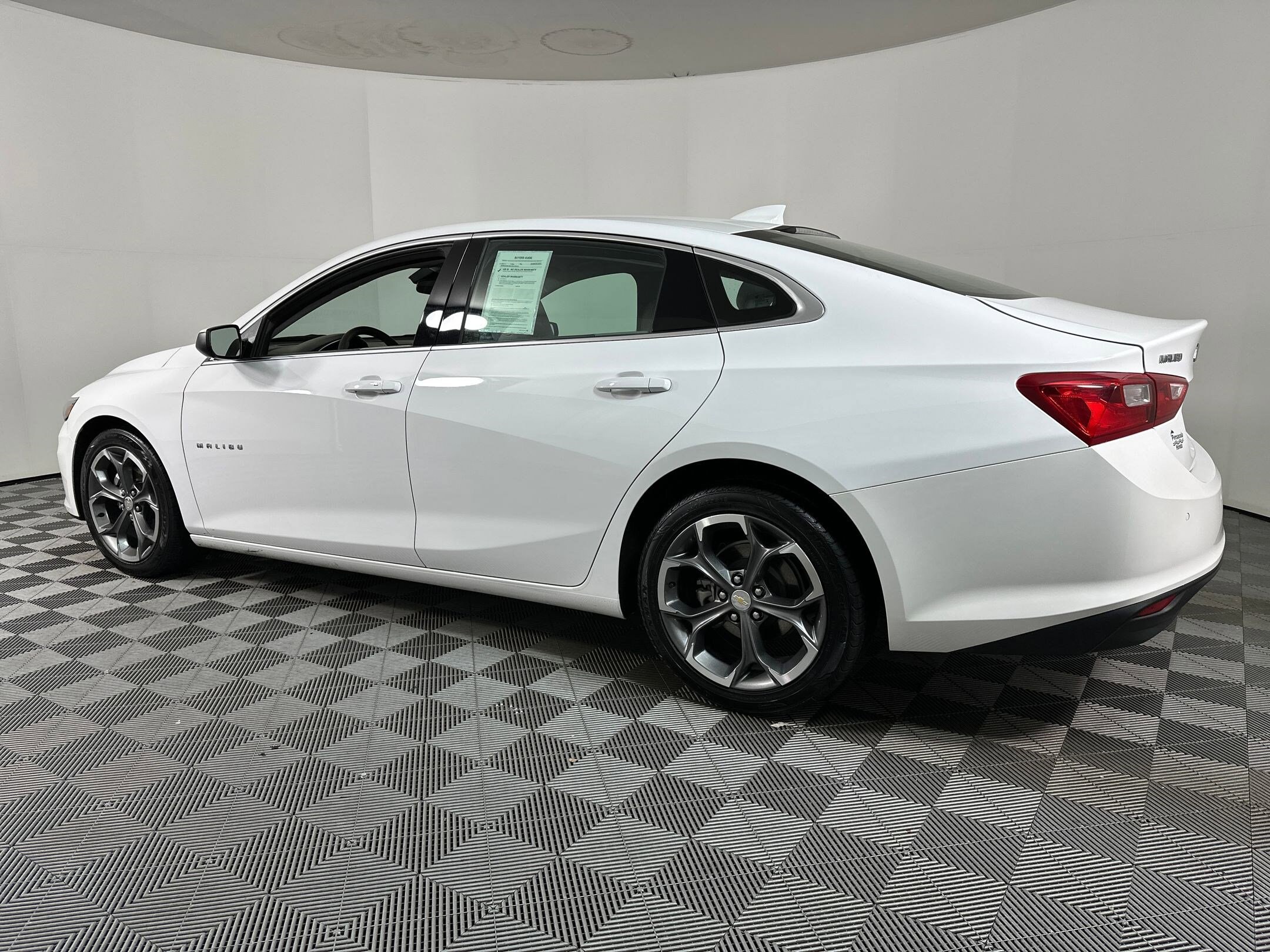 2024 Chevrolet Malibu 1LT photo 2