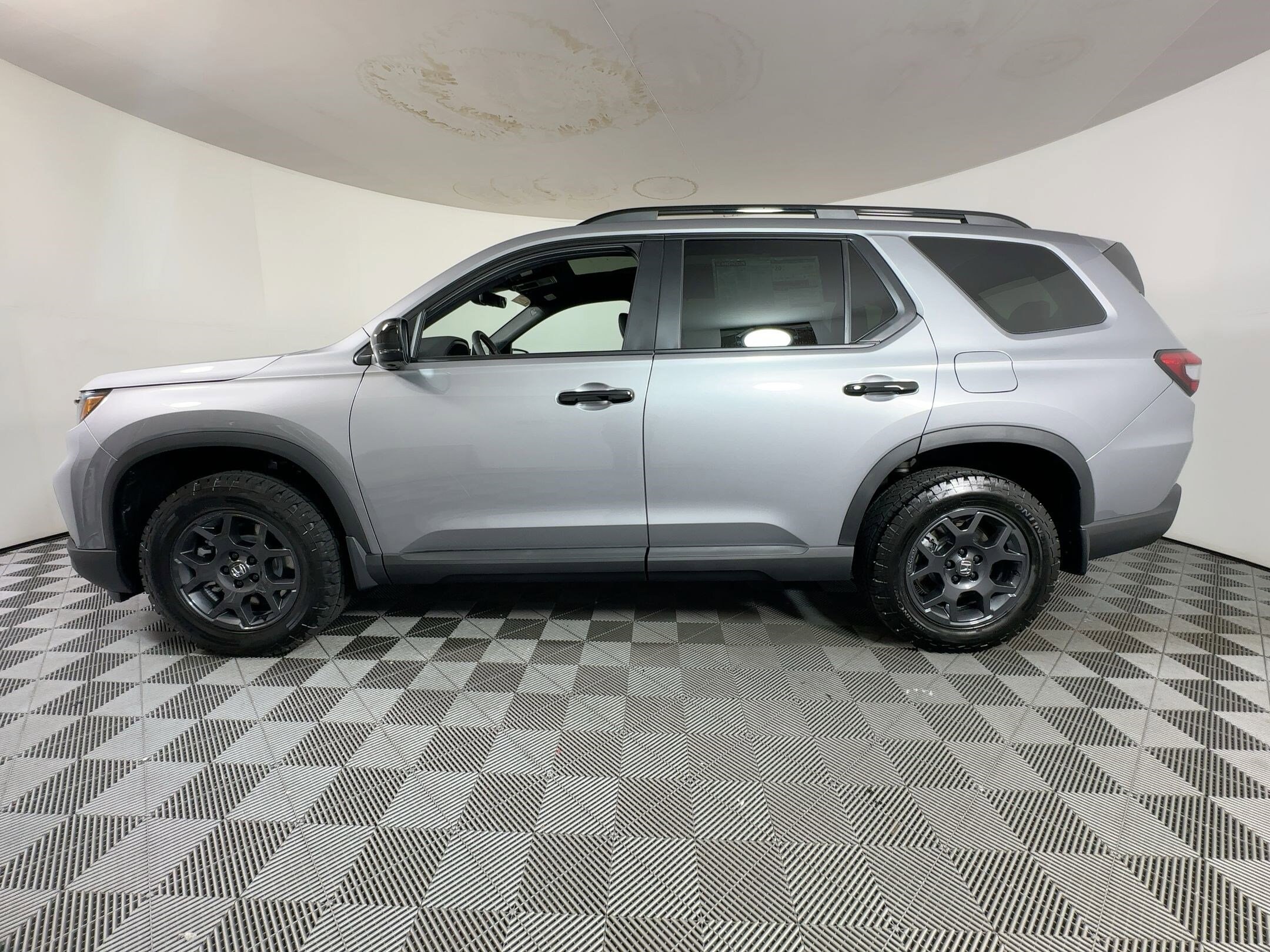 2025 Honda Pilot TrailSport photo 2