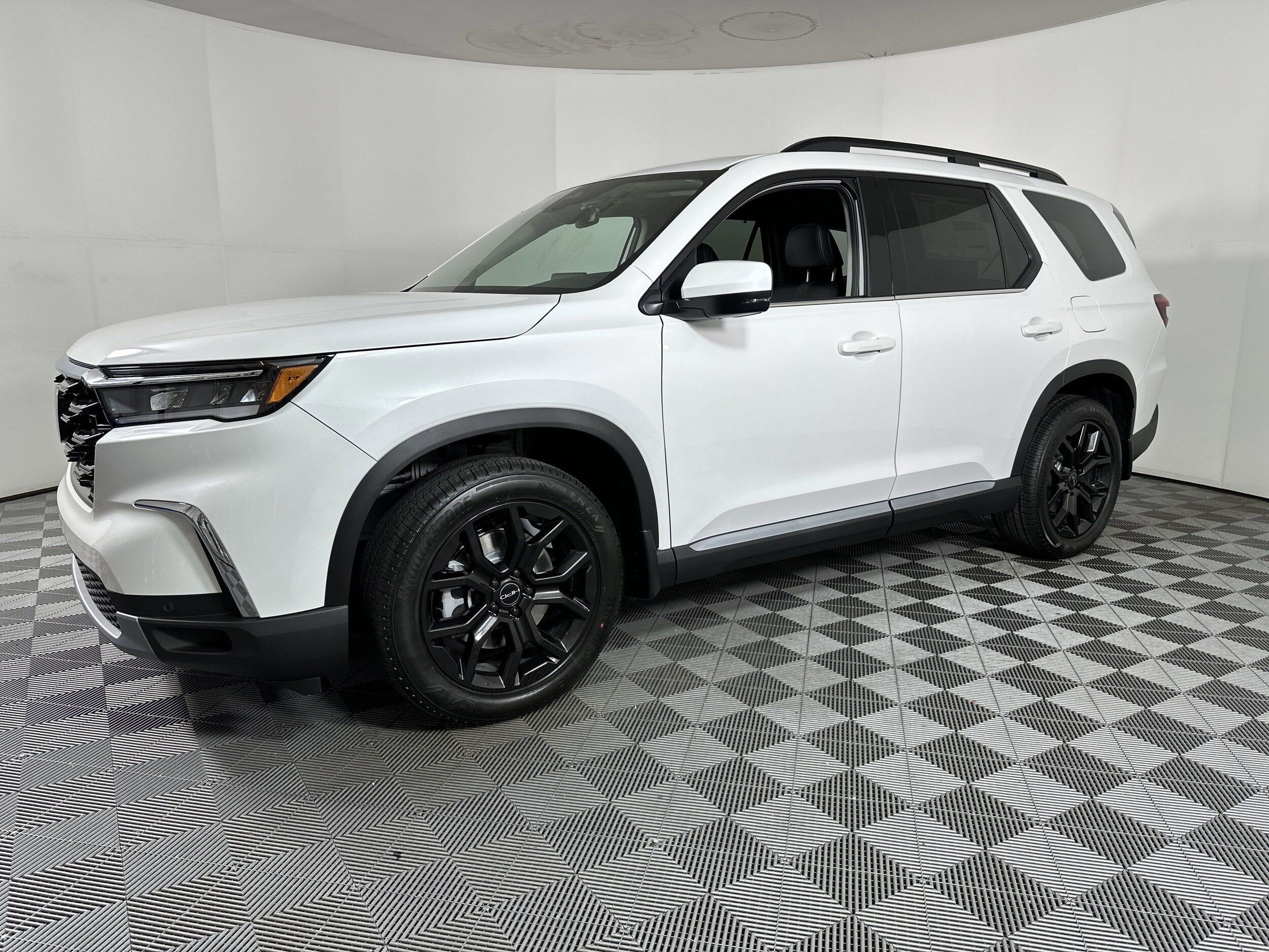 2025 Honda Pilot Touring photo 4