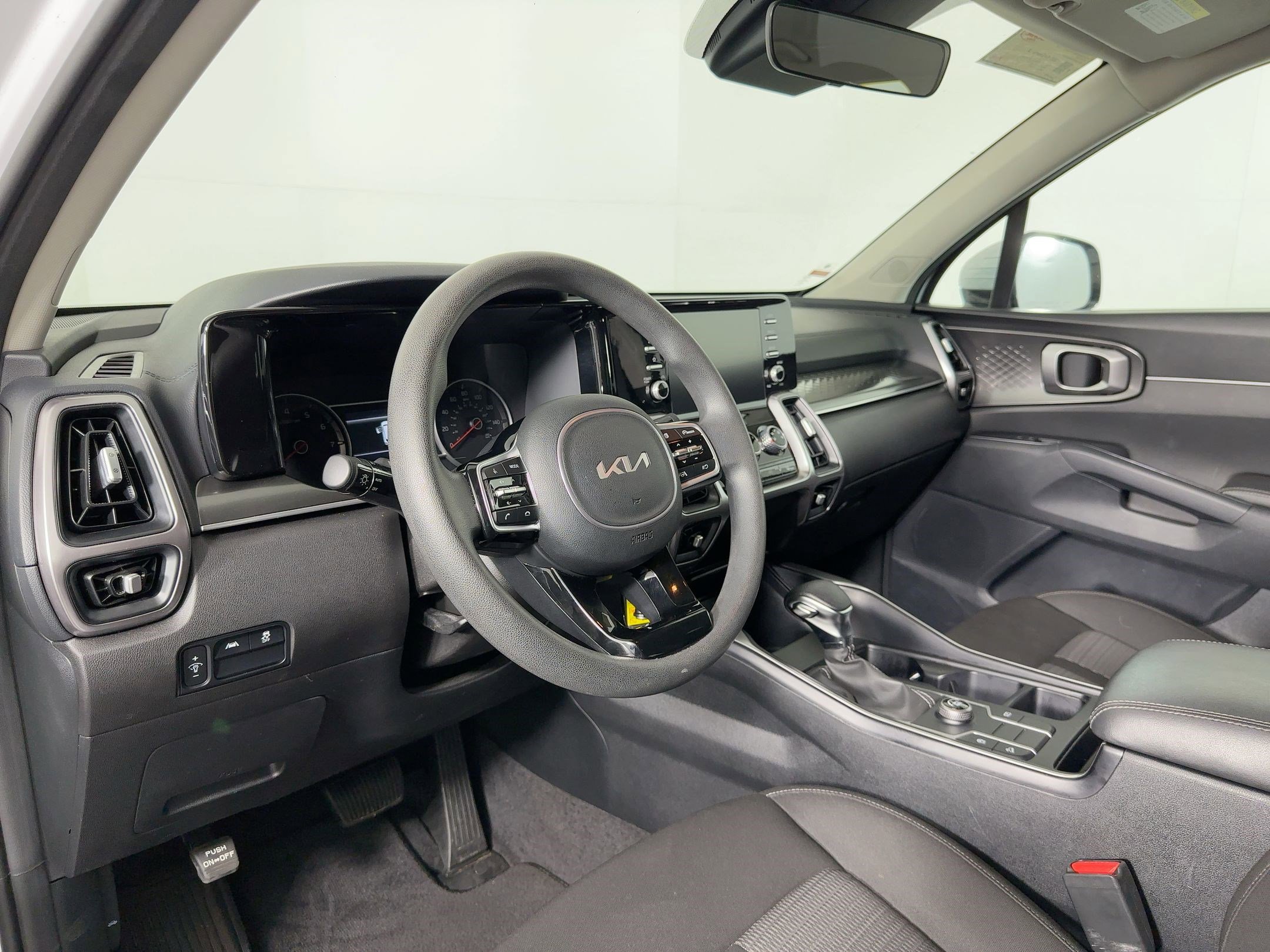 2023 Kia Sorento LX photo 3