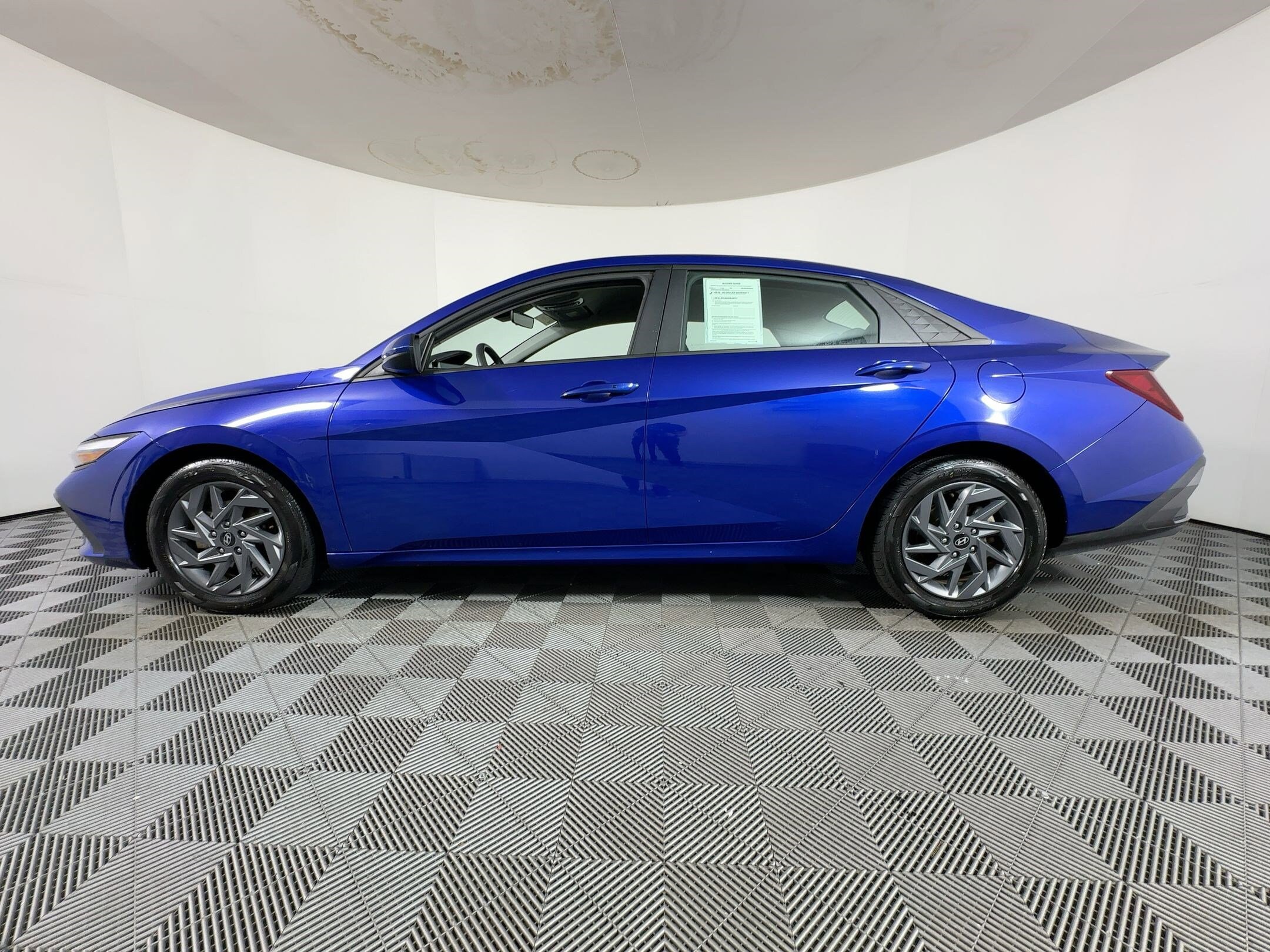 2024 Hyundai Elantra SEL photo 2