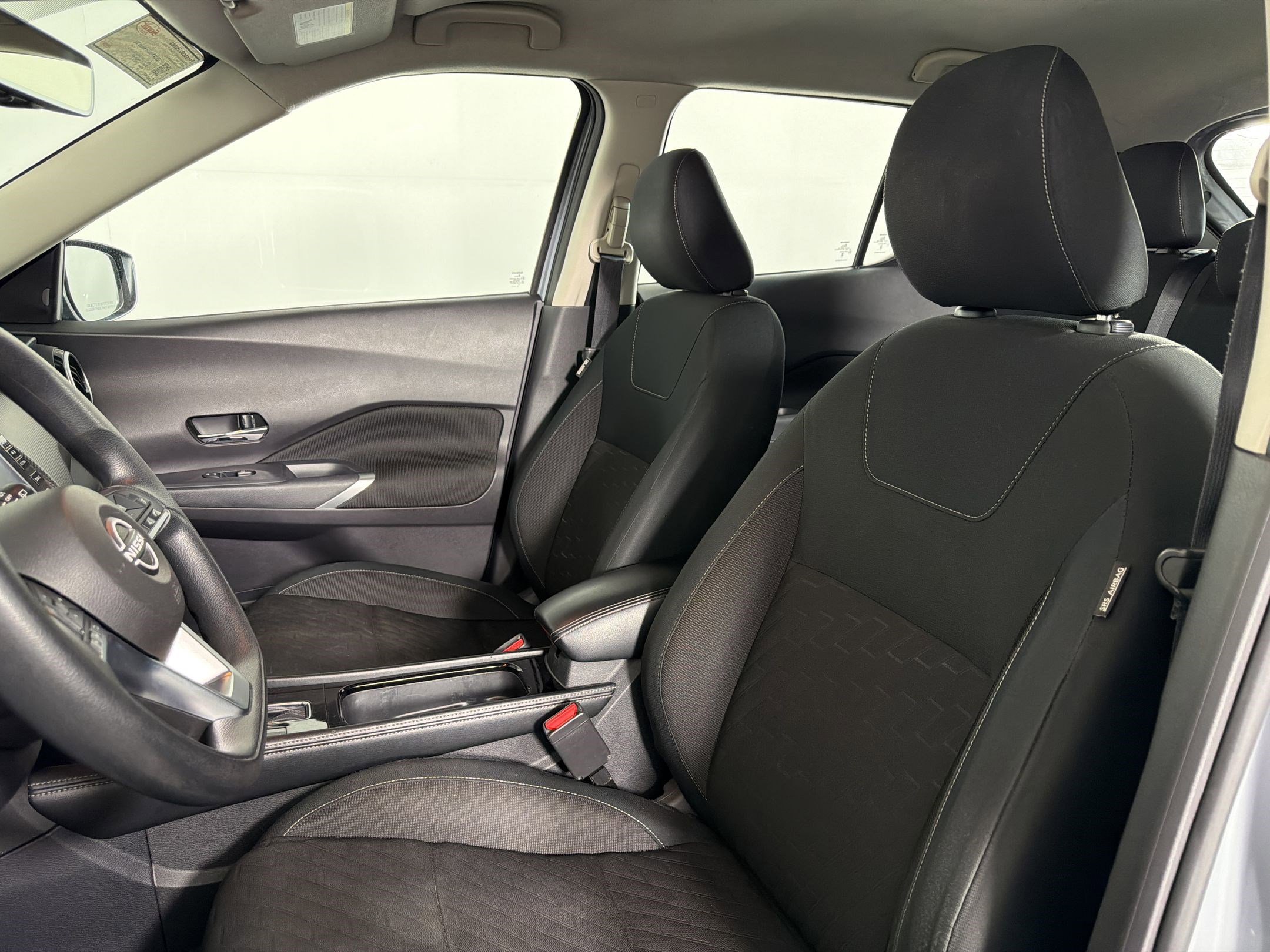 Kicks SV SUV