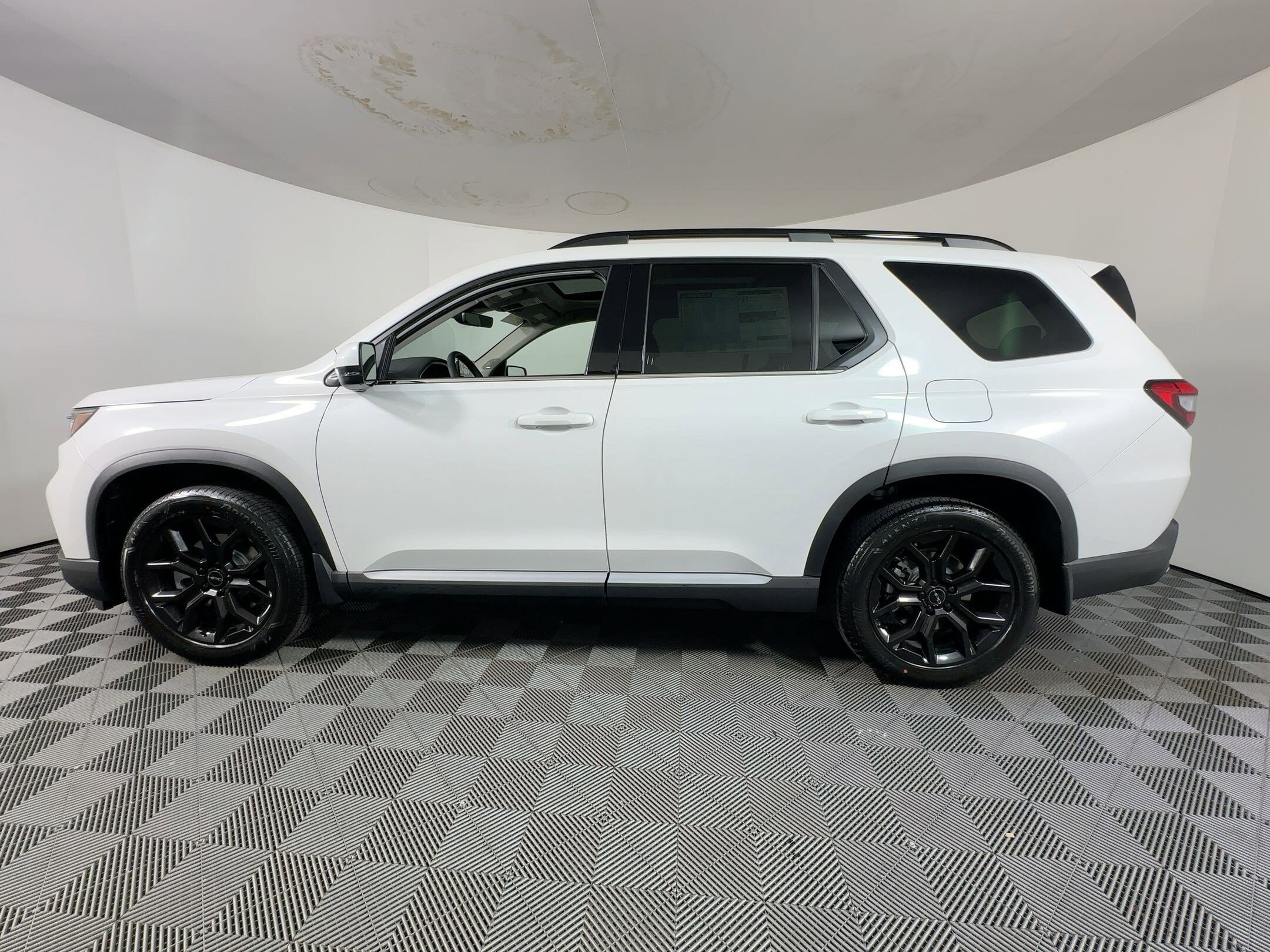 2025 Honda Pilot Touring photo 2