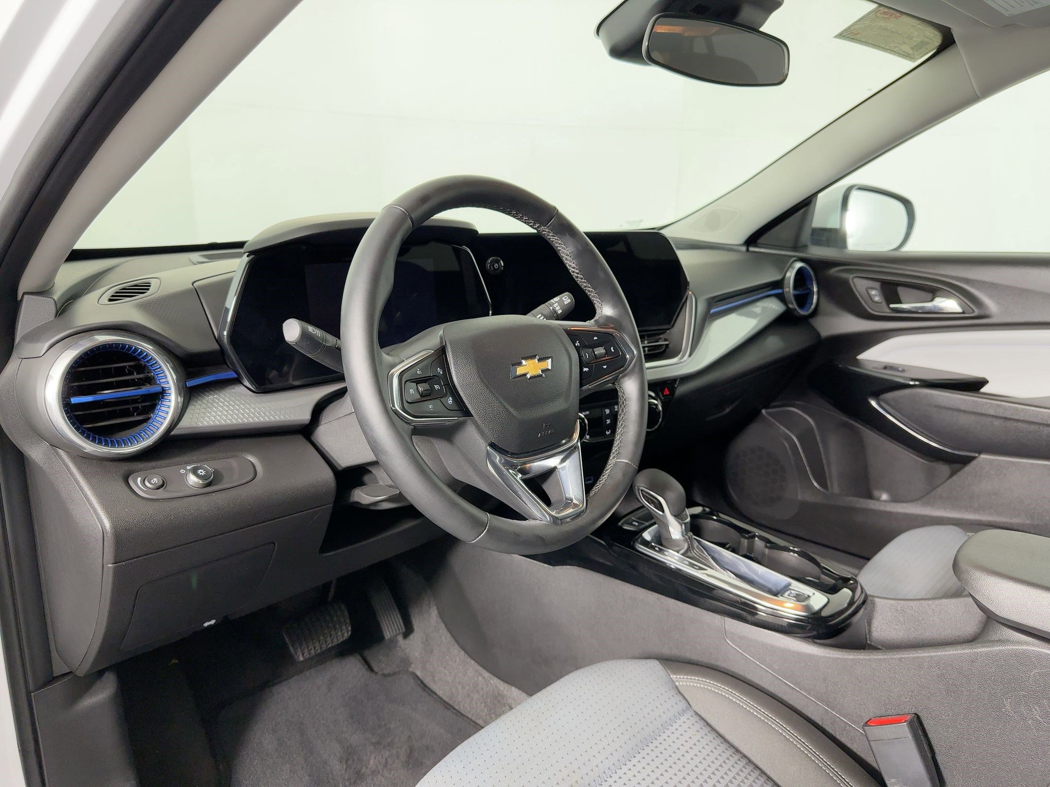 2025 Chevrolet Trax LT photo 3