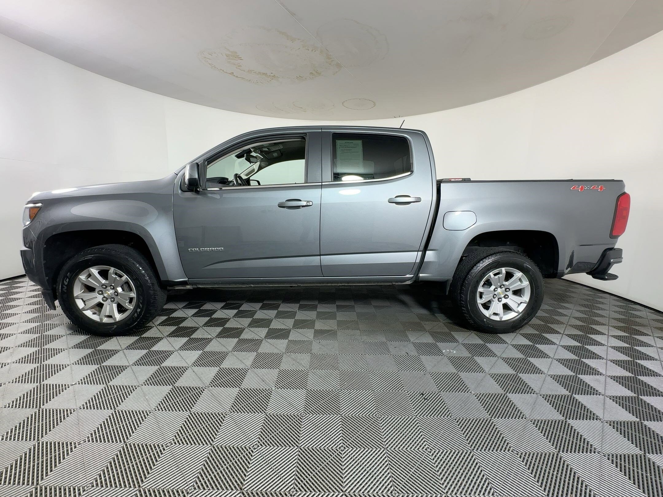 2019 Chevrolet Colorado LT photo 2