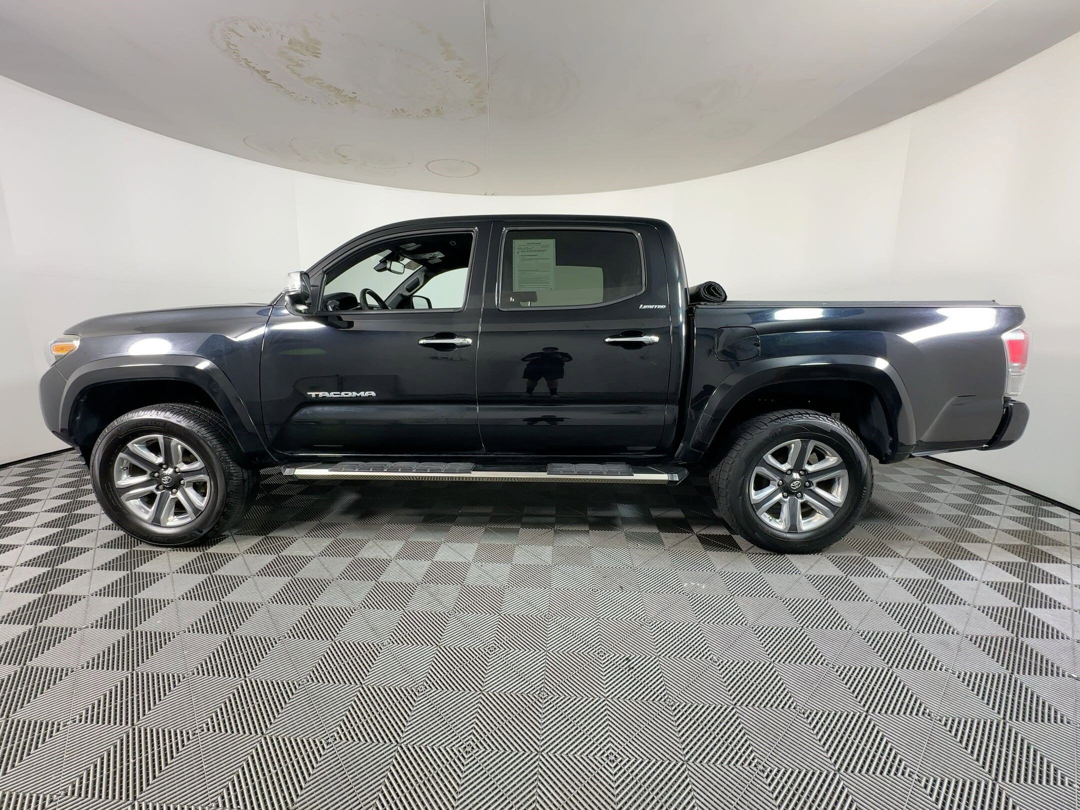 2018 Toyota Tacoma Limited photo 2