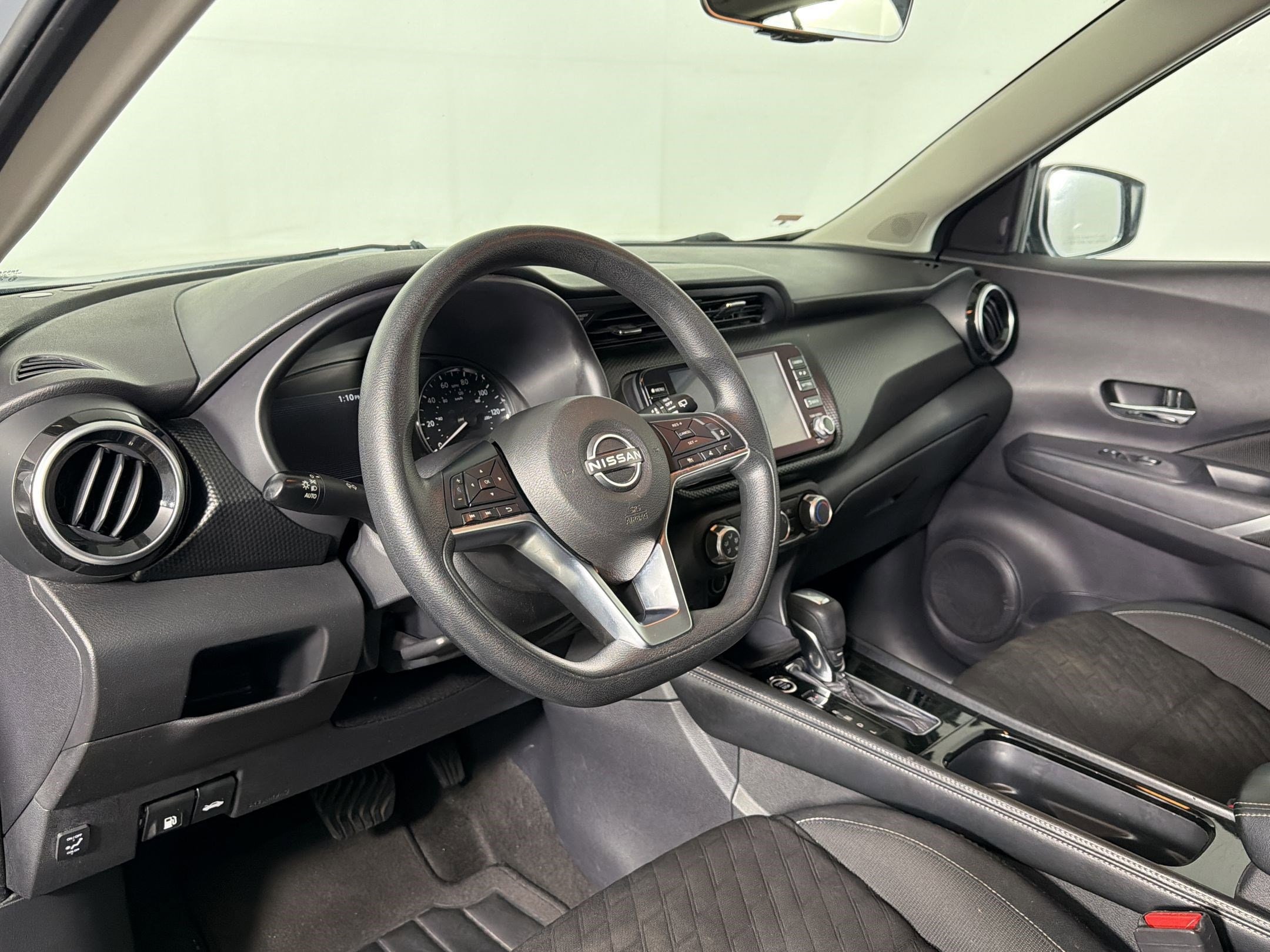 Kicks SV SUV