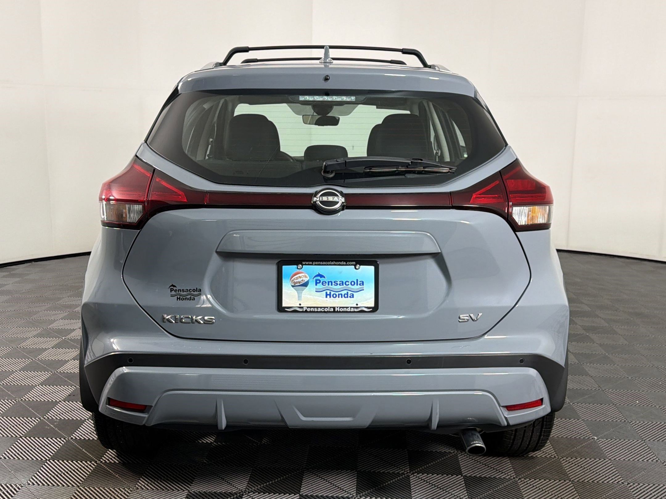 Kicks SV SUV