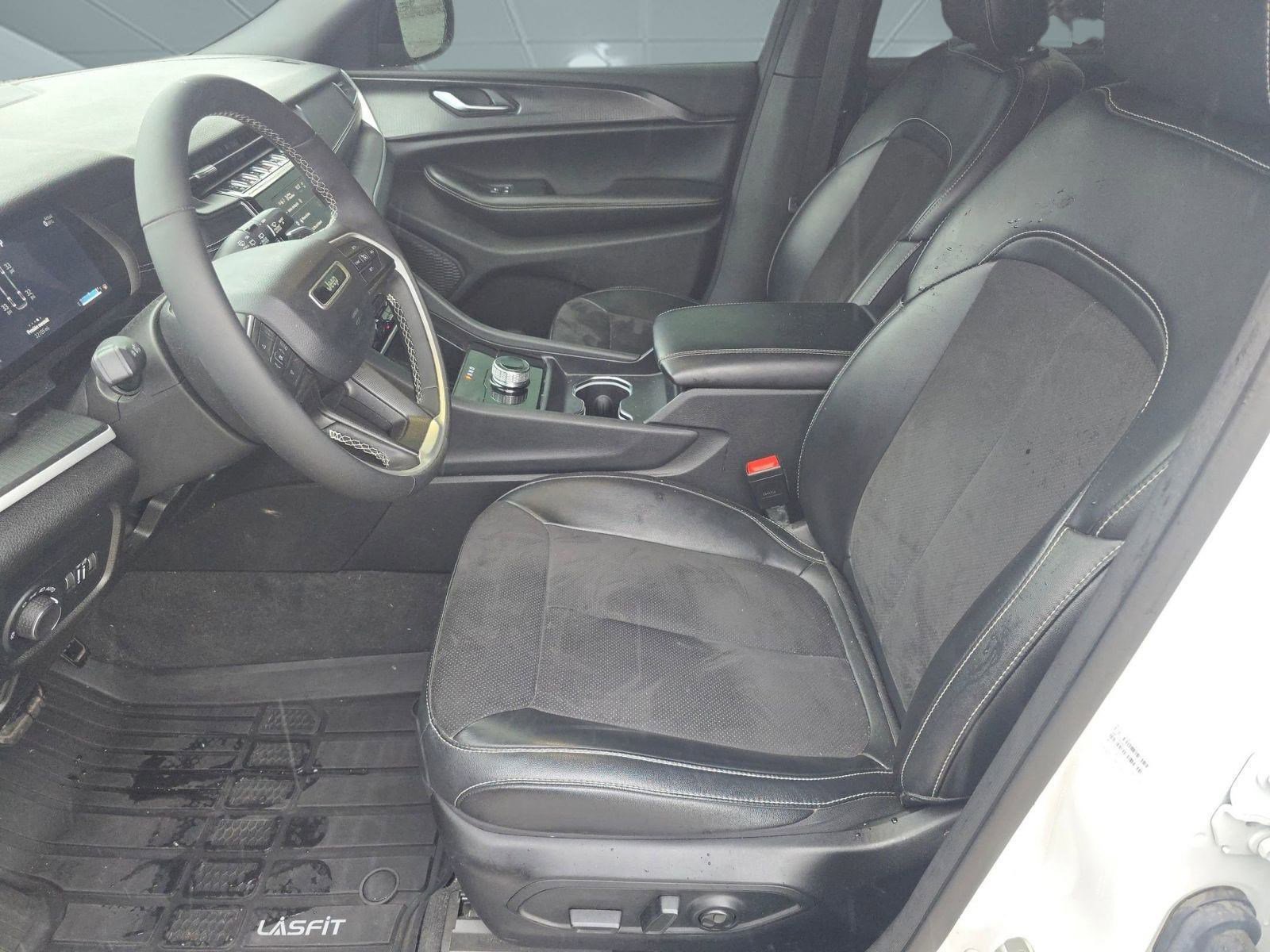 2023 Jeep Grand Cherokee Altitude photo 4