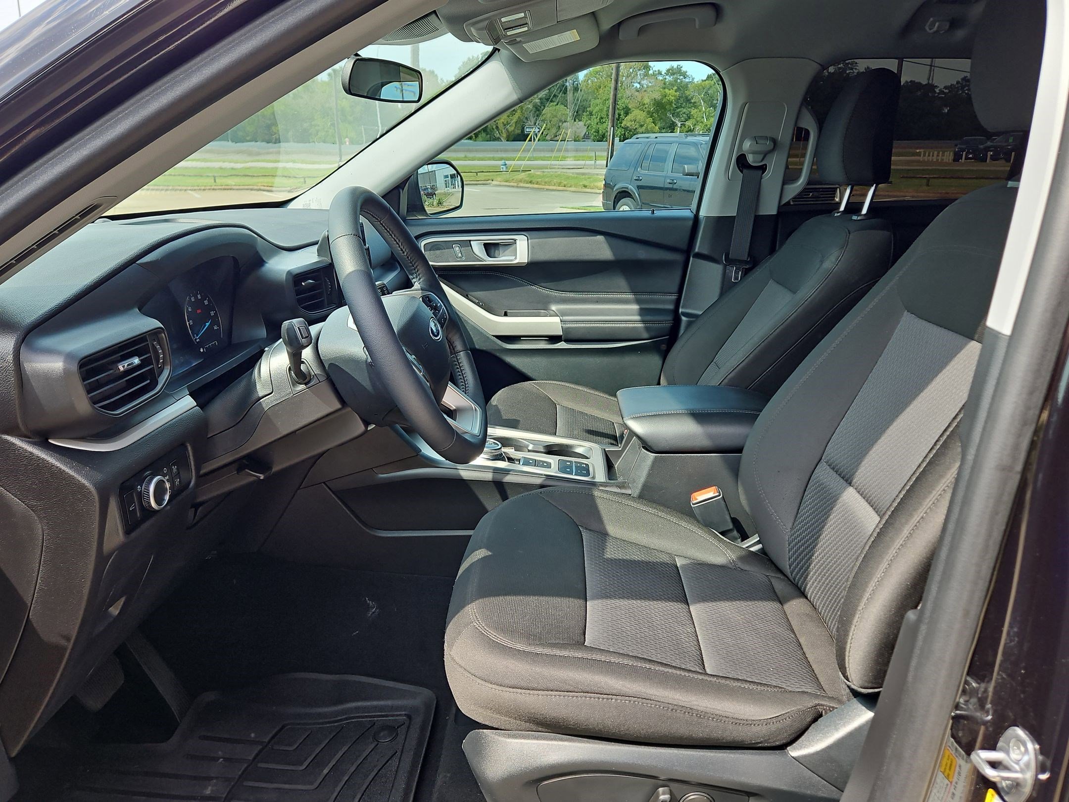 2024 Ford Explorer XLT photo 4
