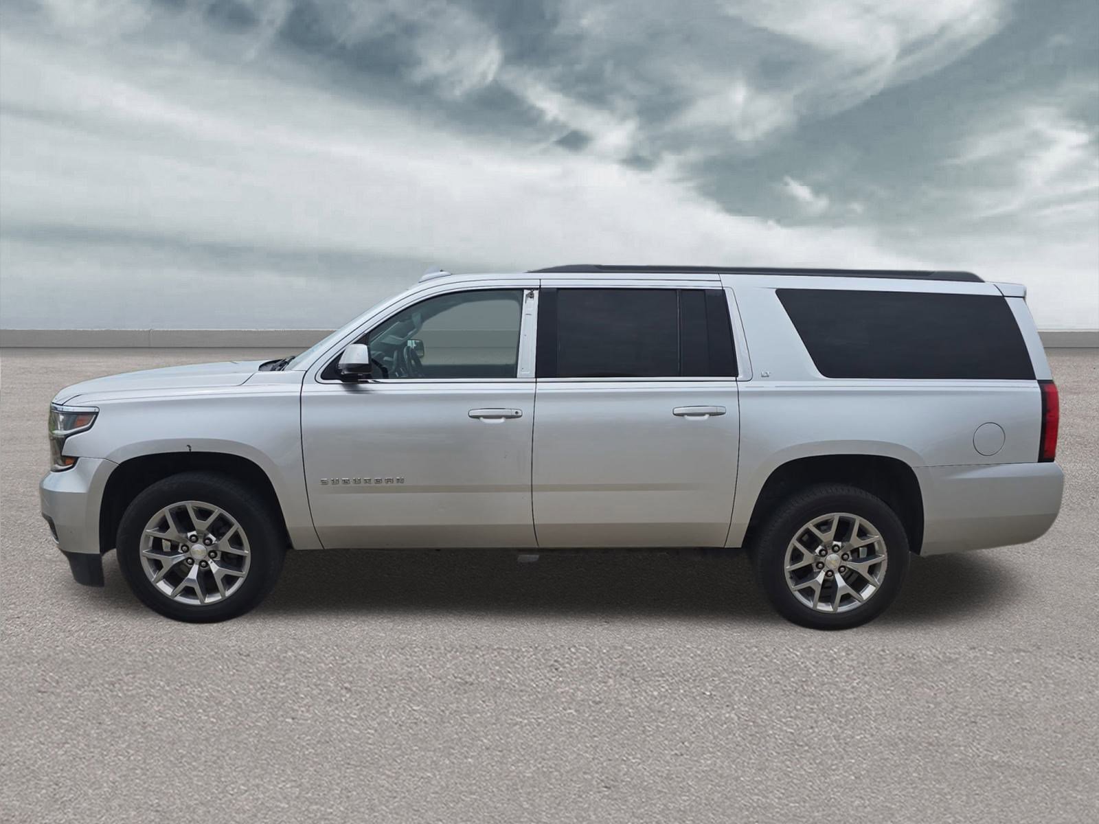 2018 Chevrolet Suburban LT photo 2