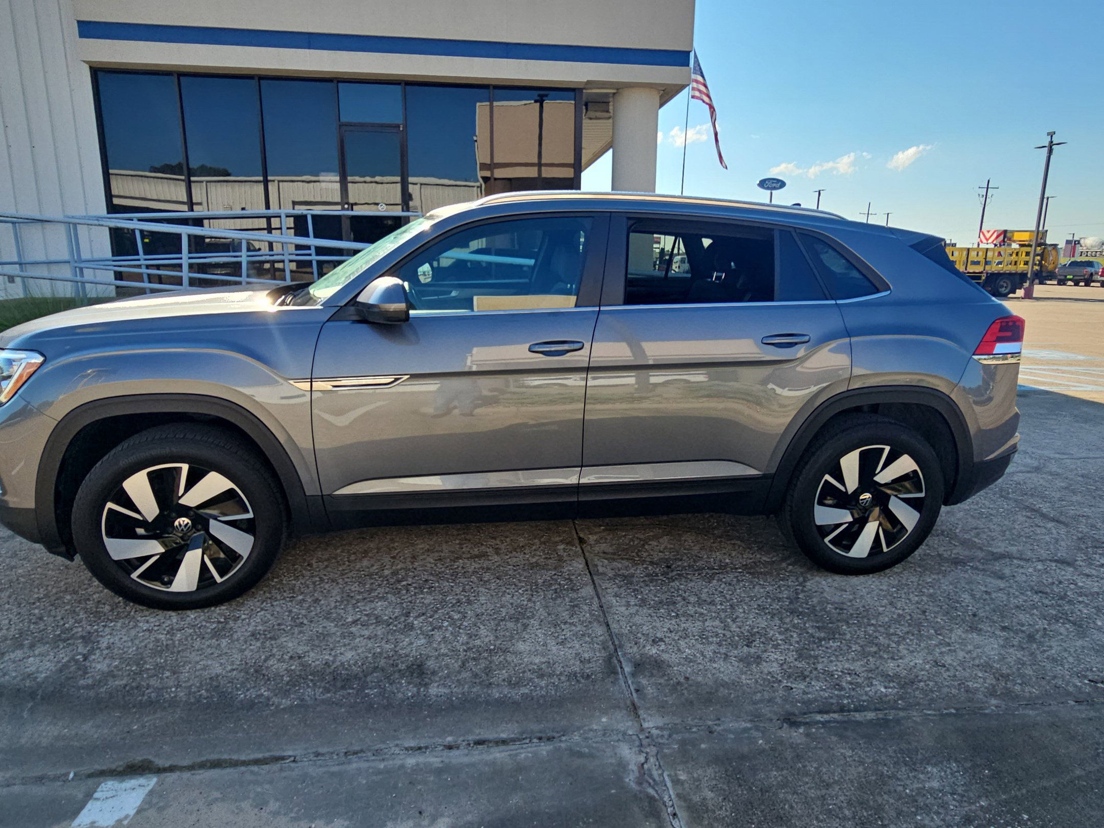 2025 Volkswagen Atlas Cross Sport SE Technology photo 2