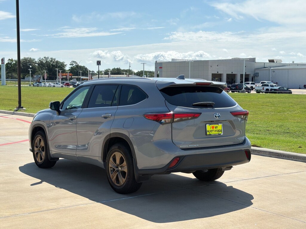 Used 2023 Toyota Highlander Hybrid XLE Bronze SUV