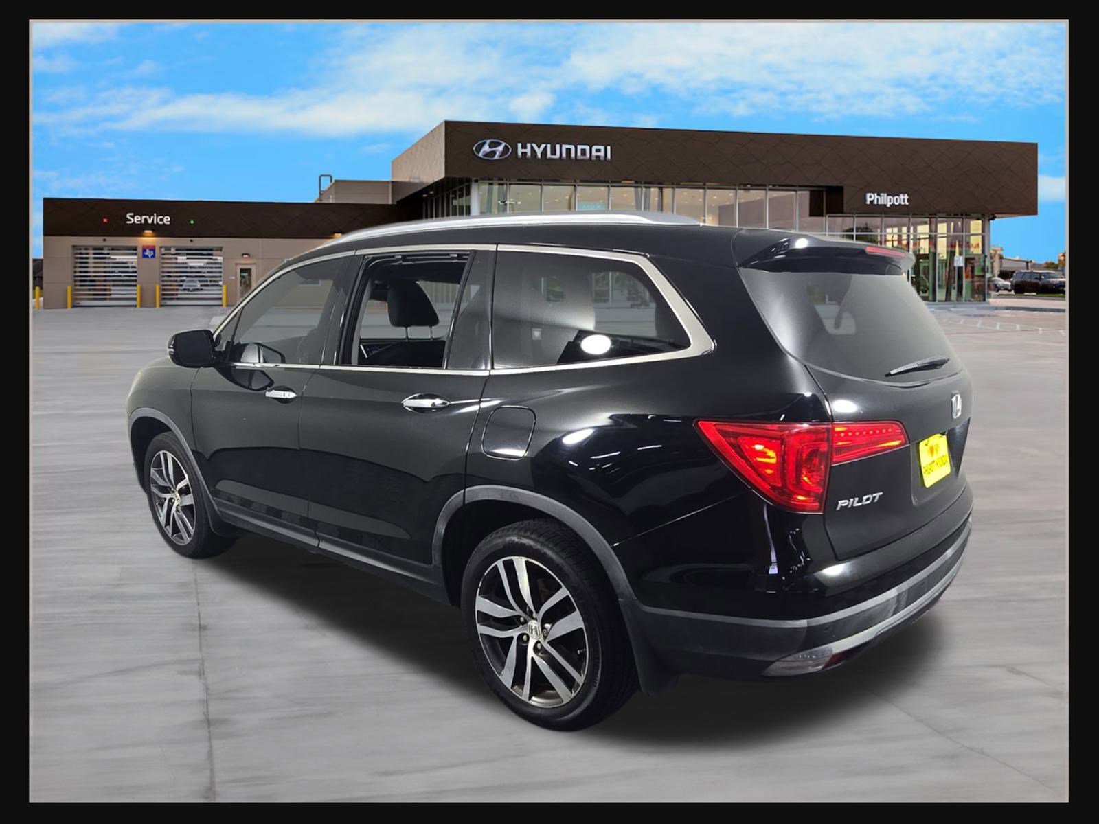 2018 Honda Pilot Elite photo 2