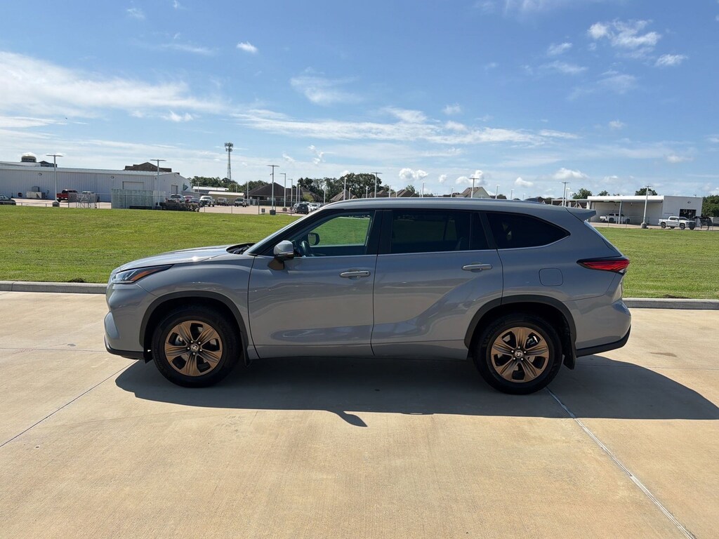 Used 2023 Toyota Highlander Hybrid XLE Bronze SUV