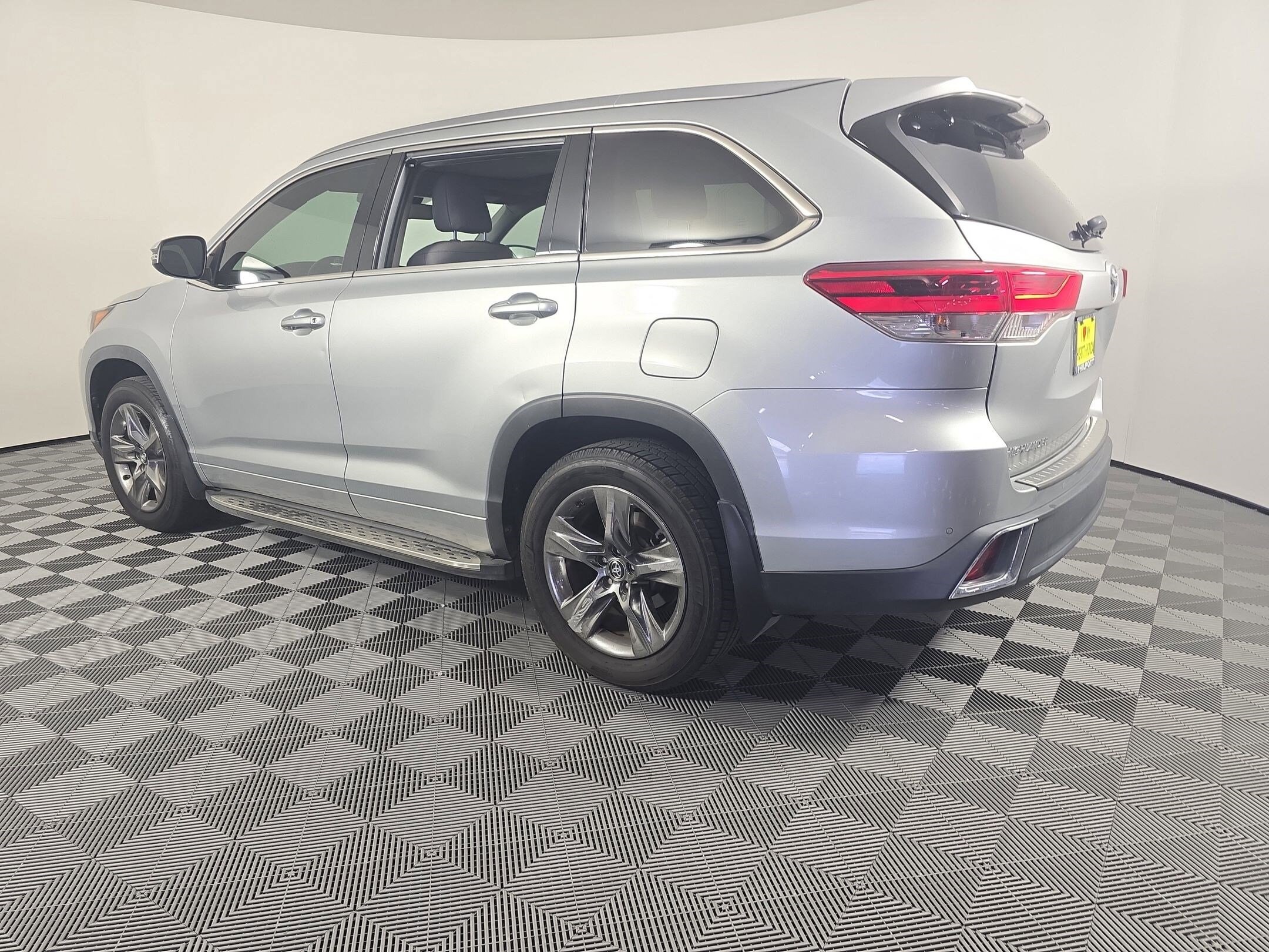 2019 Toyota Highlander Limited photo 2