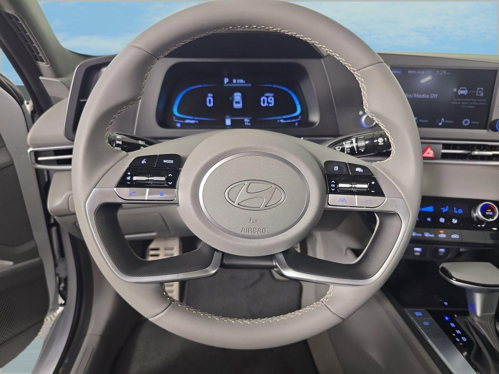 2025 Hyundai Elantra SEL - Photo 13