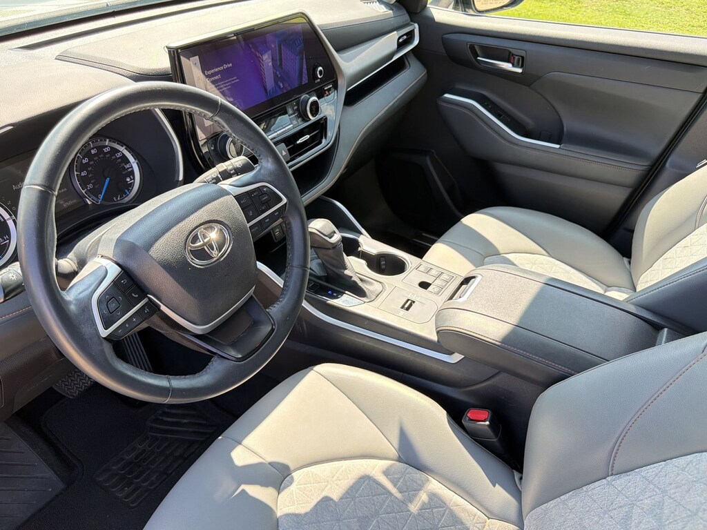 Used 2023 Toyota Highlander Hybrid XLE Bronze SUV