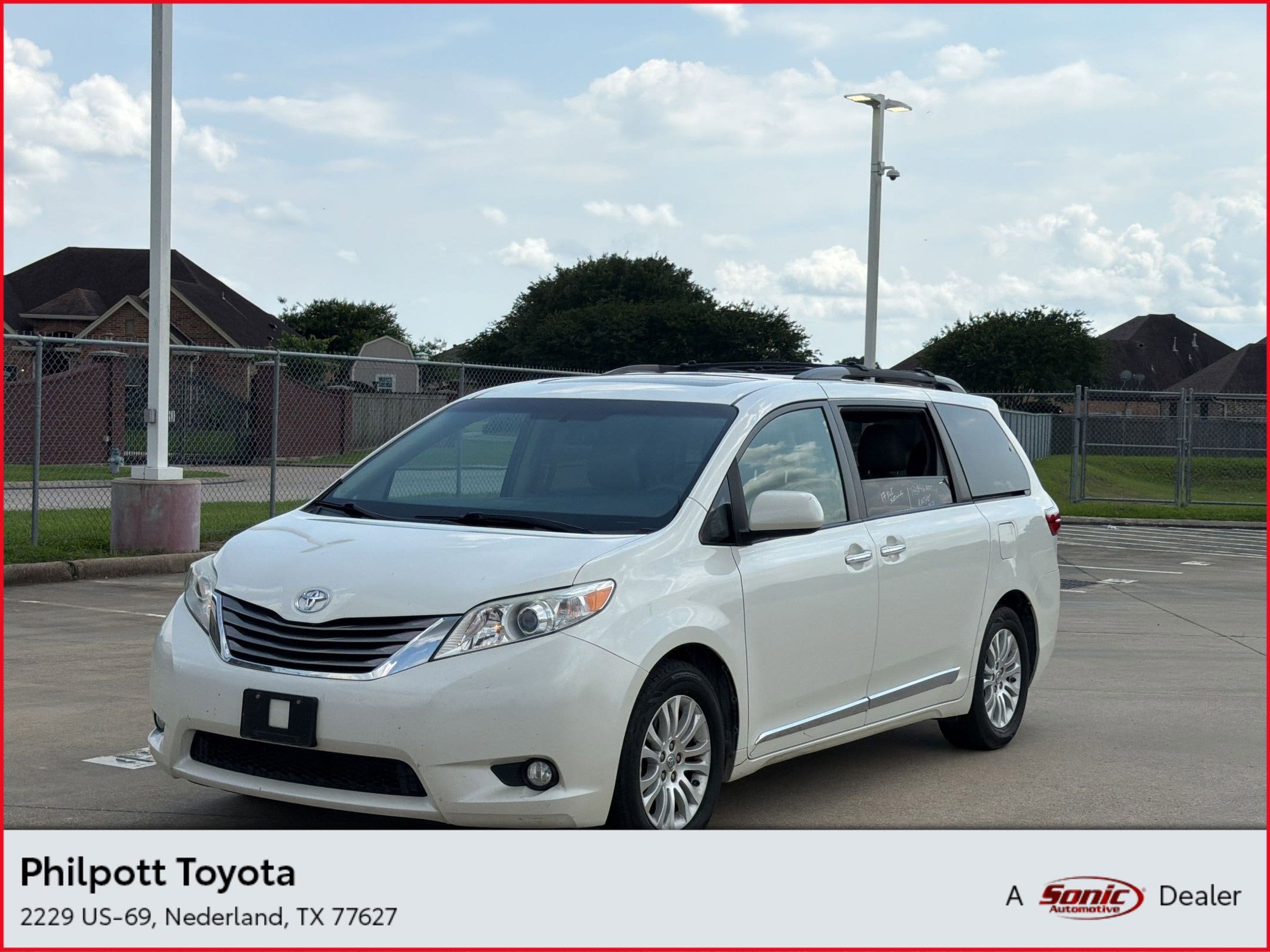 2017 Toyota Sienna XLE V6 8-Passenger's photo