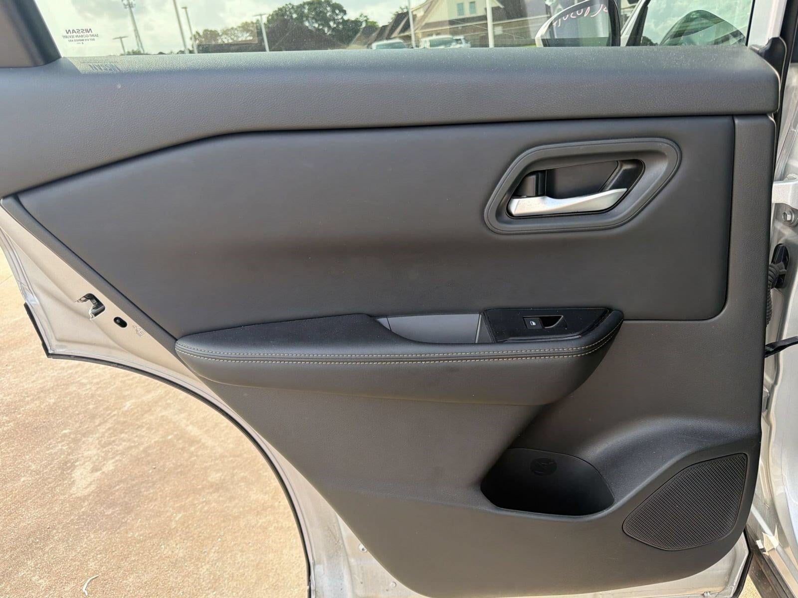 2025 Nissan Rogue SV - Photo 13
