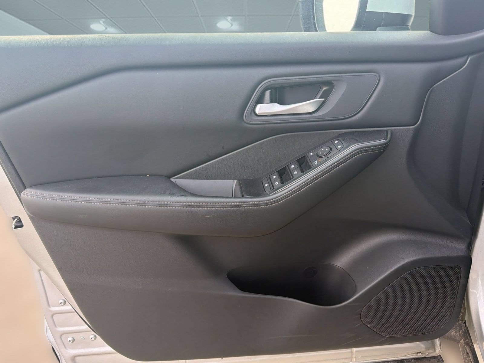2025 Nissan Rogue SV - Photo 12